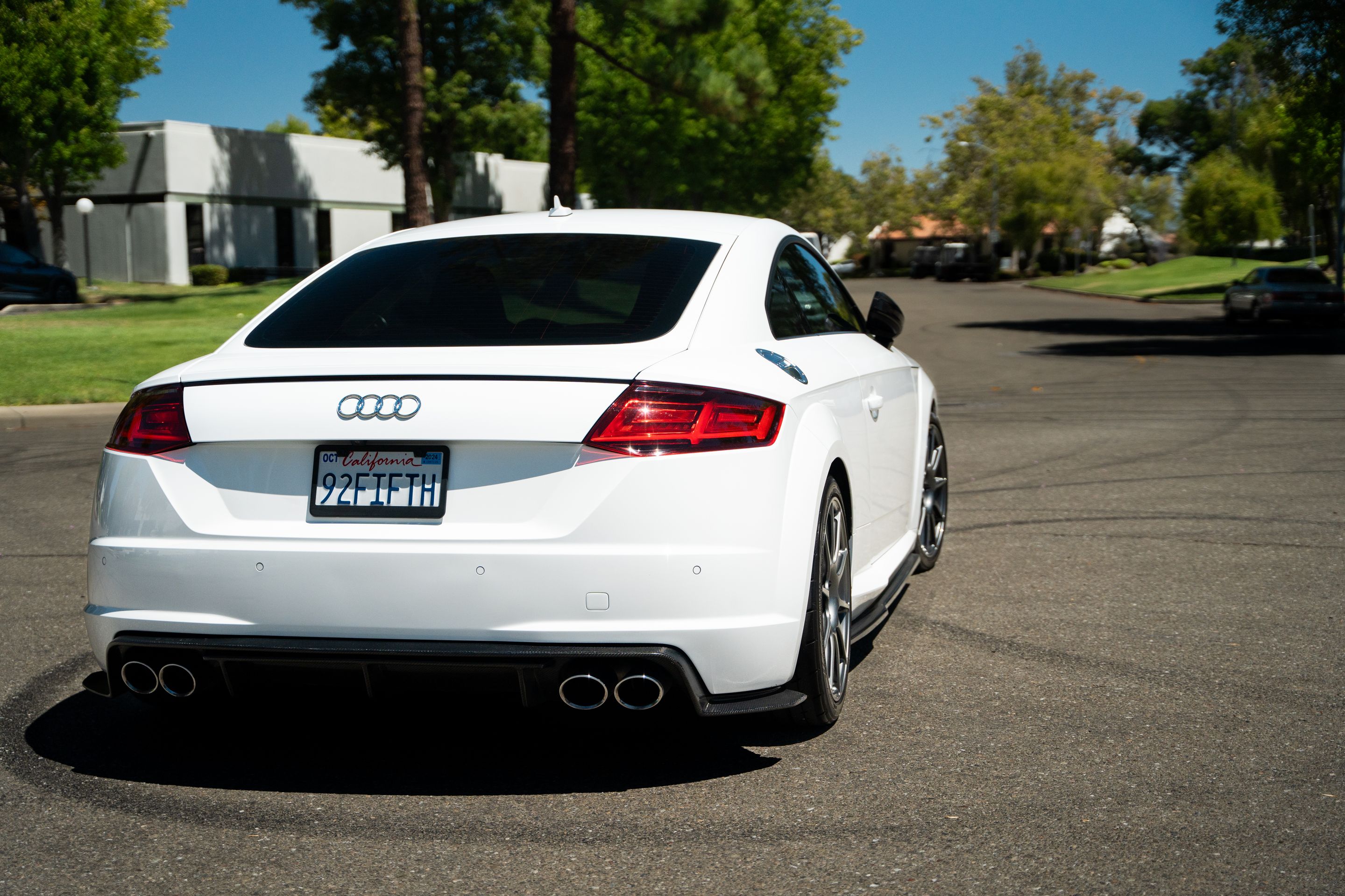 White Audi 8S TTS with 18" SM-10 Apex wheels in Anthracite