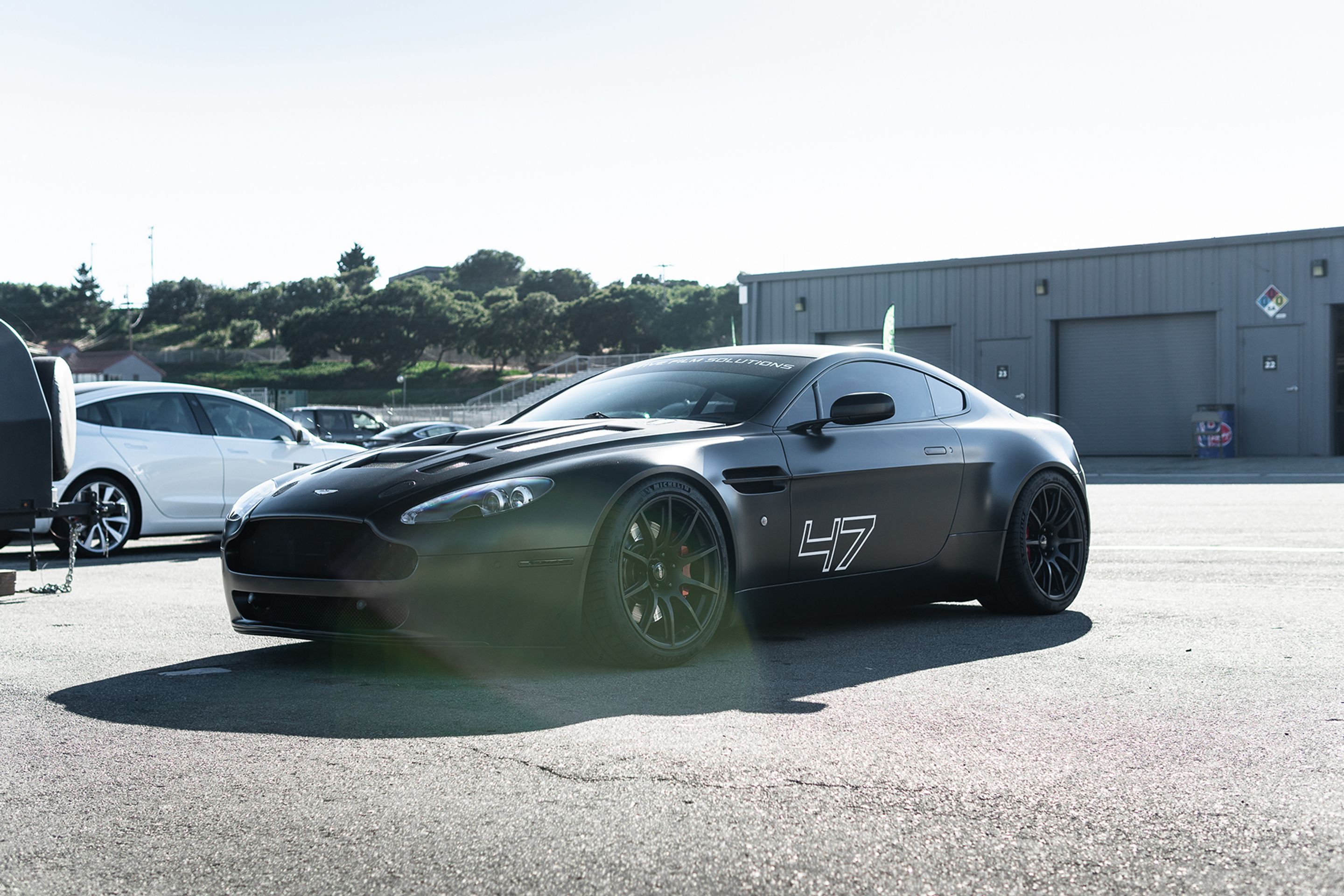 White Porsche 911 996 GT2 with 20" FL-5 Apex wheels in Brushed Clear