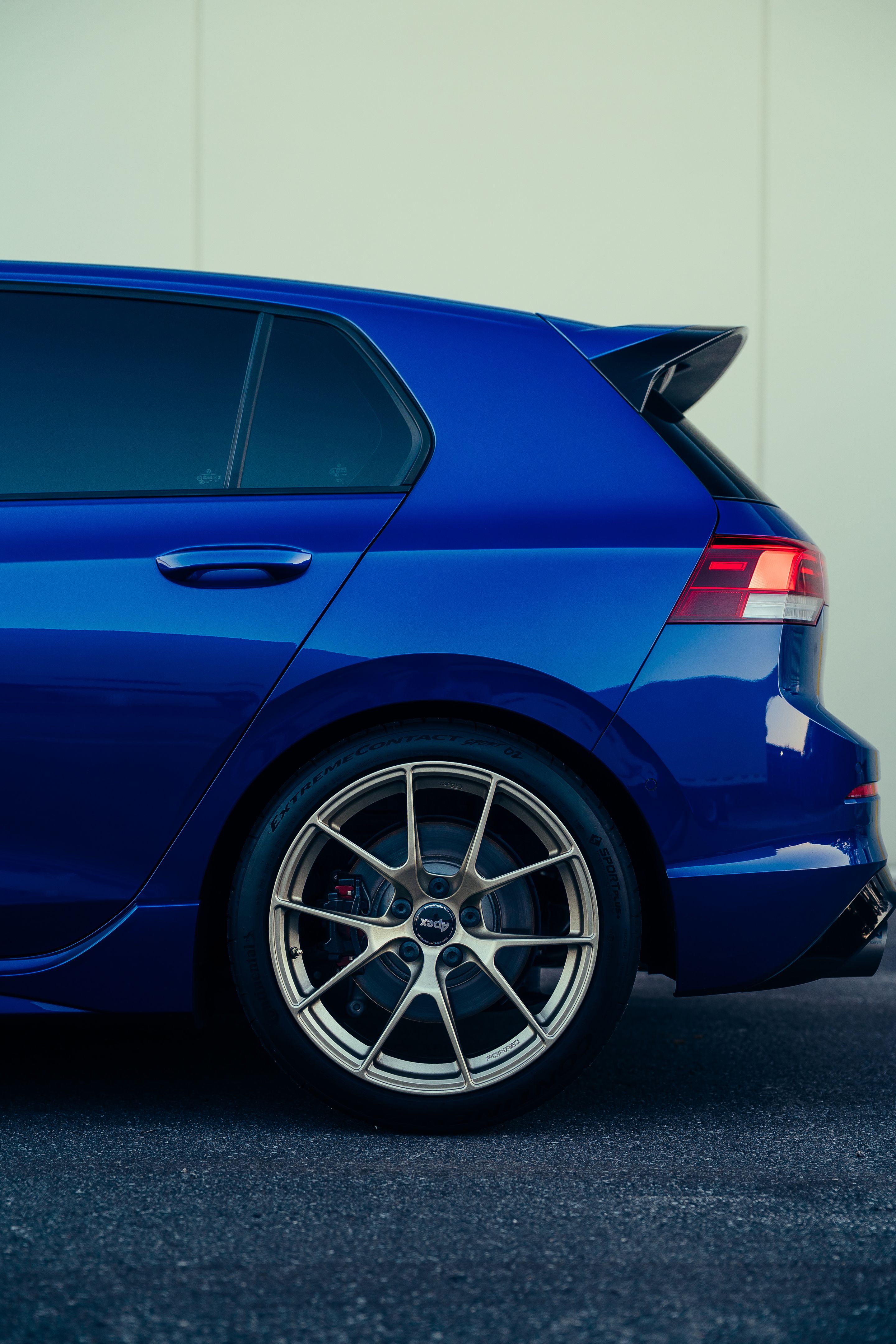 Blue VW MK8 Golf R with 18" VS-5RS Apex wheels in Motorsport Gold