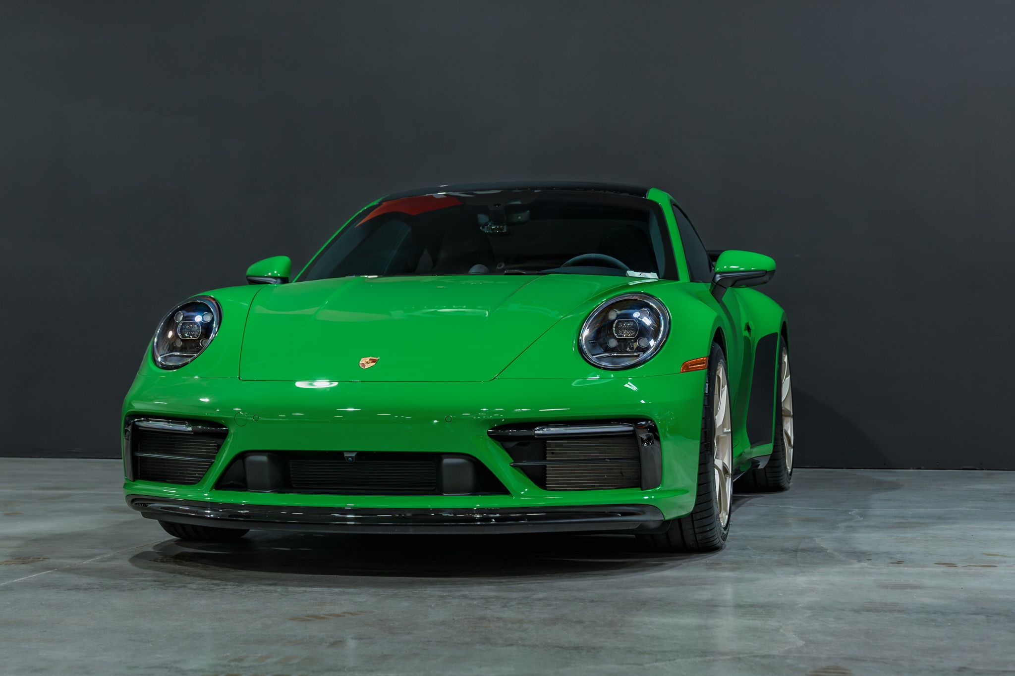 Green Porsche 911 992.1 Carrera S with 19"/20" VS-5RS Apex wheels in Motorsport Gold