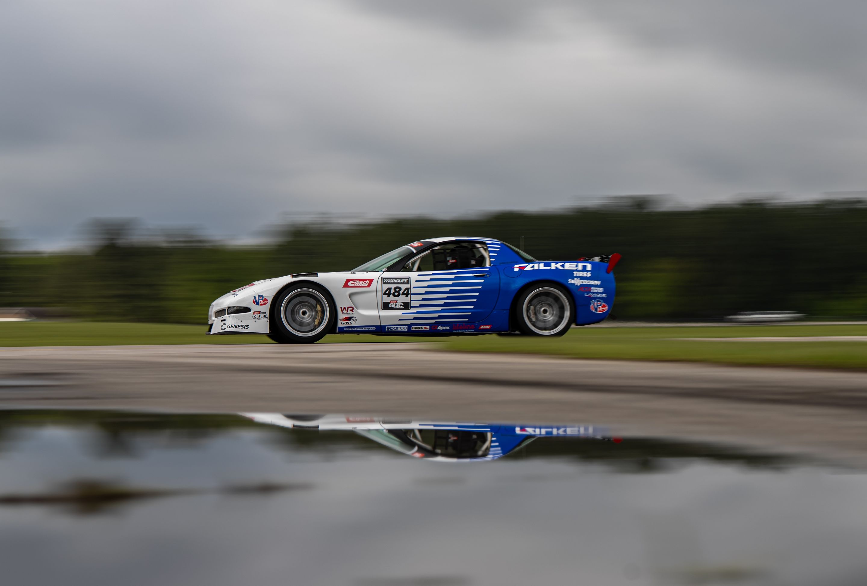 White Chevrolet C5 Corvette Z06 with 19" VS-5RS Apex wheels in Brushed Clear
