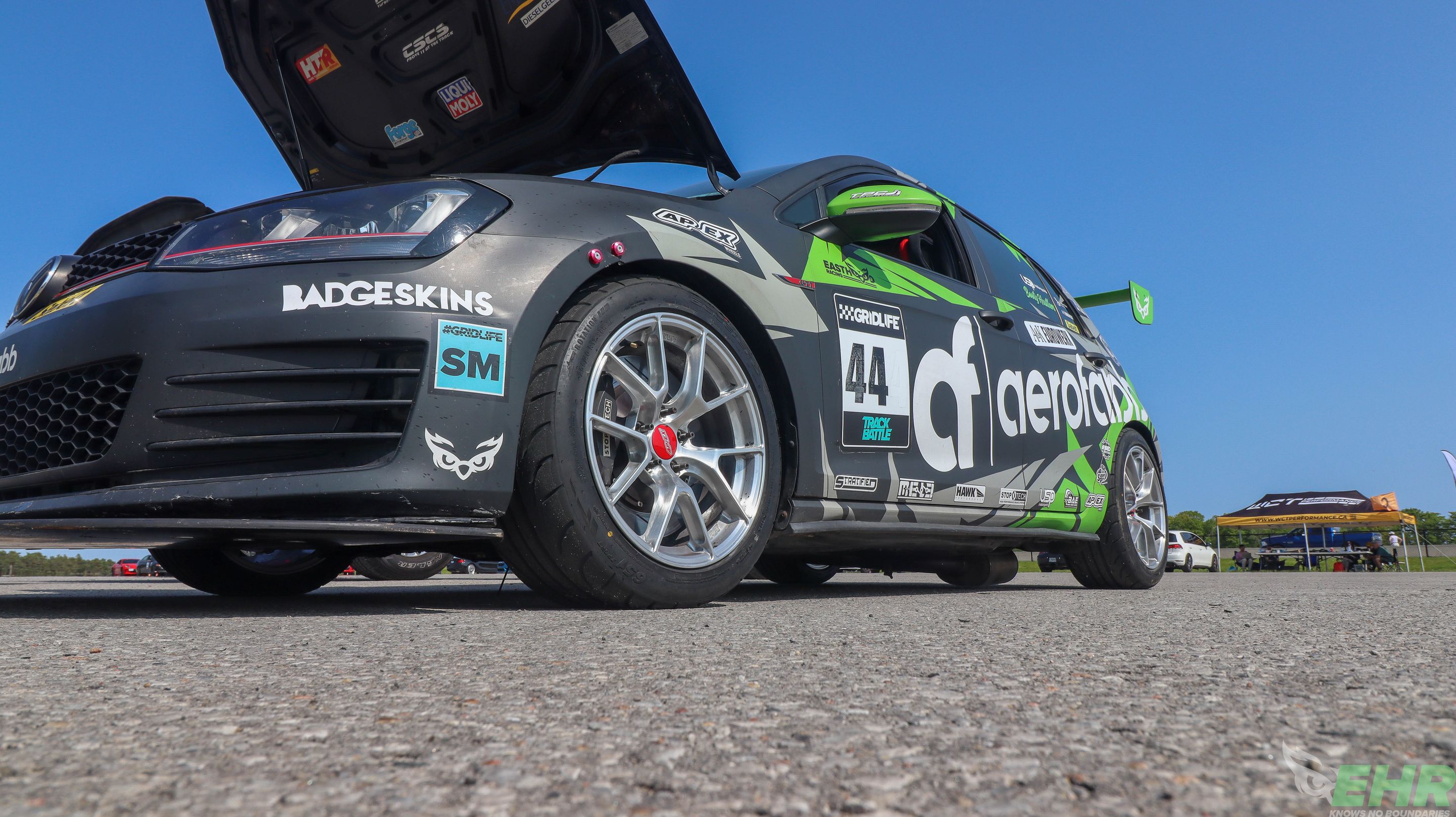 Race Livery VW MK7 GTI with 17" VS-5RS Apex wheels in Brushed Clear