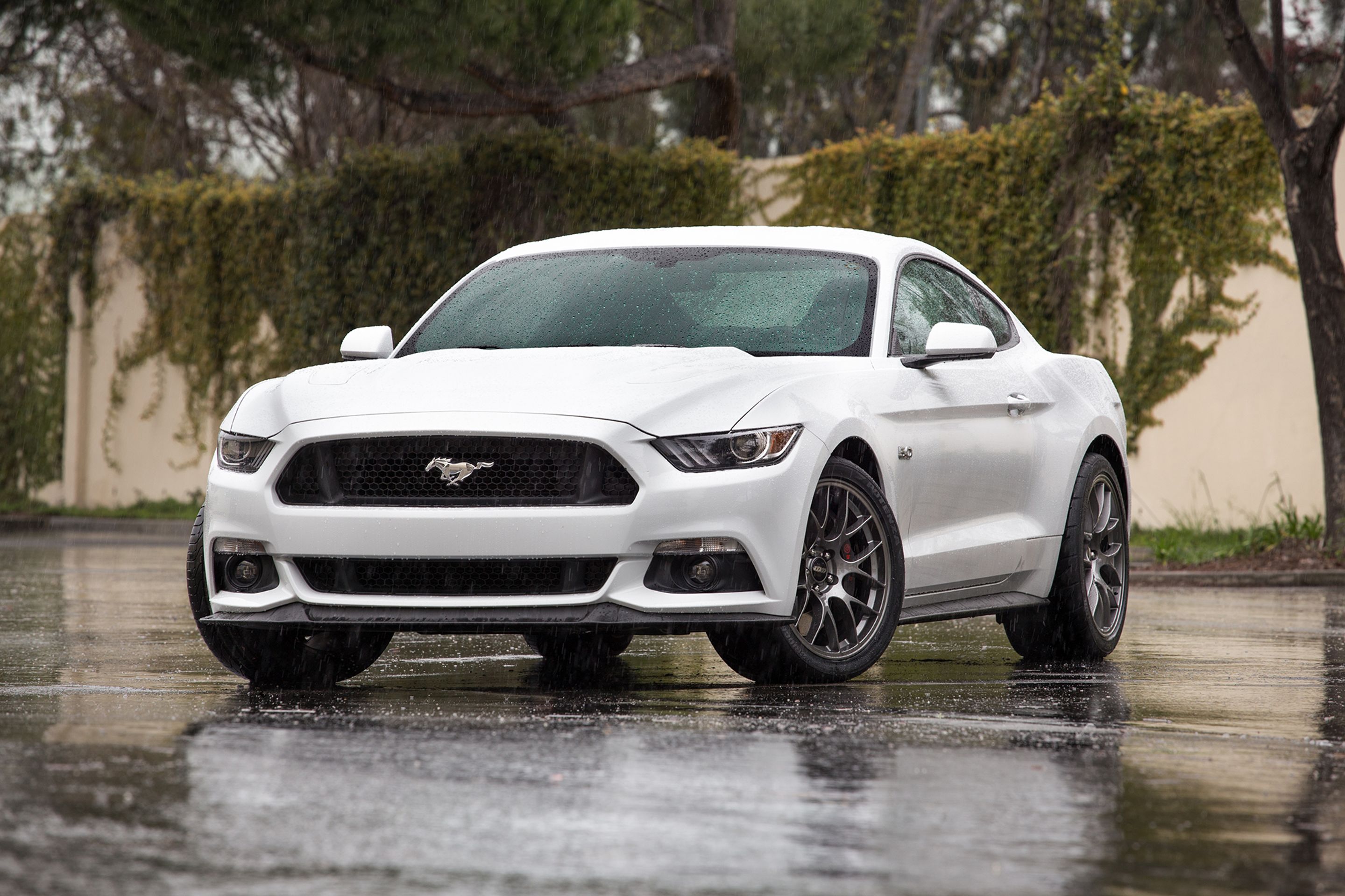 White Ford S550 Mustang GT with 19" EC-7 Apex wheels in Anthracite