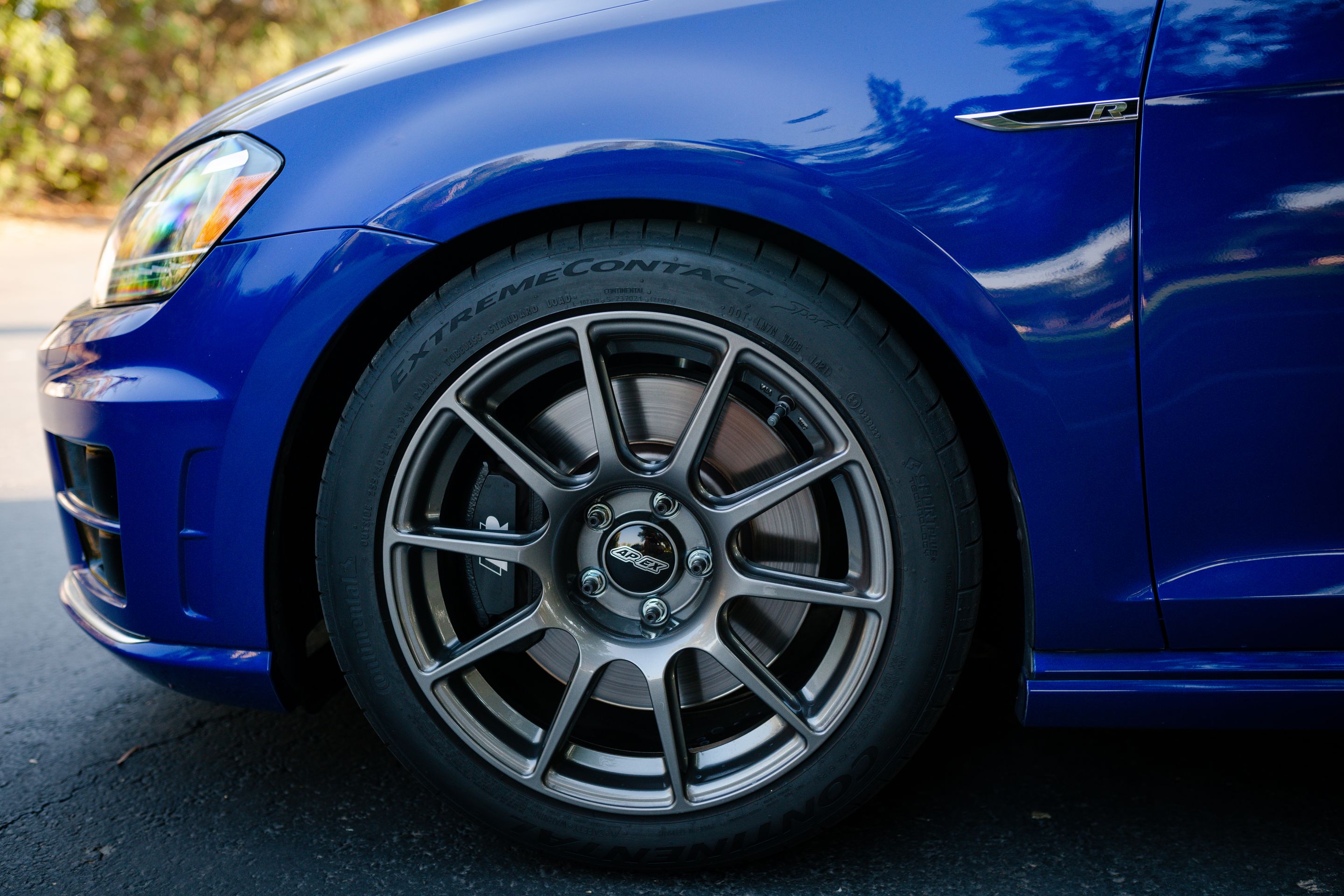 Blue VW MK7 Golf R with 17" SM-10 Apex wheels in Anthracite