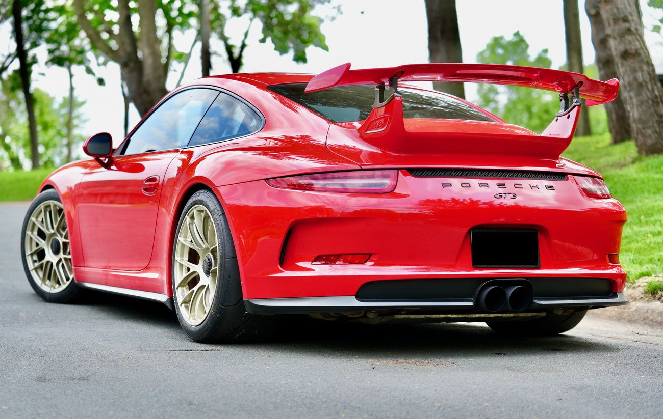 Red Porsche 911 991.1 GT3 with 19" EC-7RS Apex wheels in Motorsport Gold