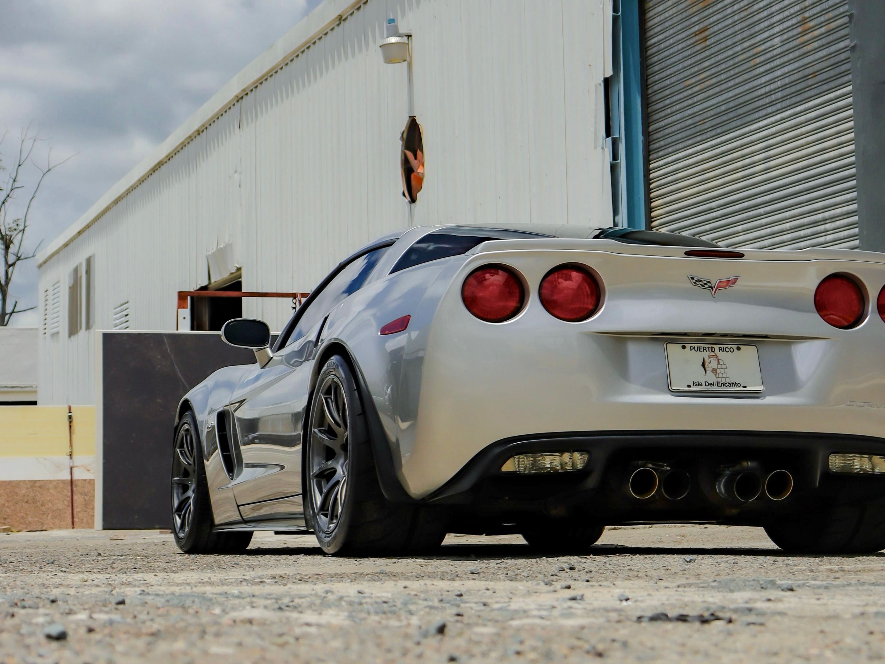 Silver Chevrolet C6 Corvette Z06 with 18" SM-10 Apex wheels in Anthracite