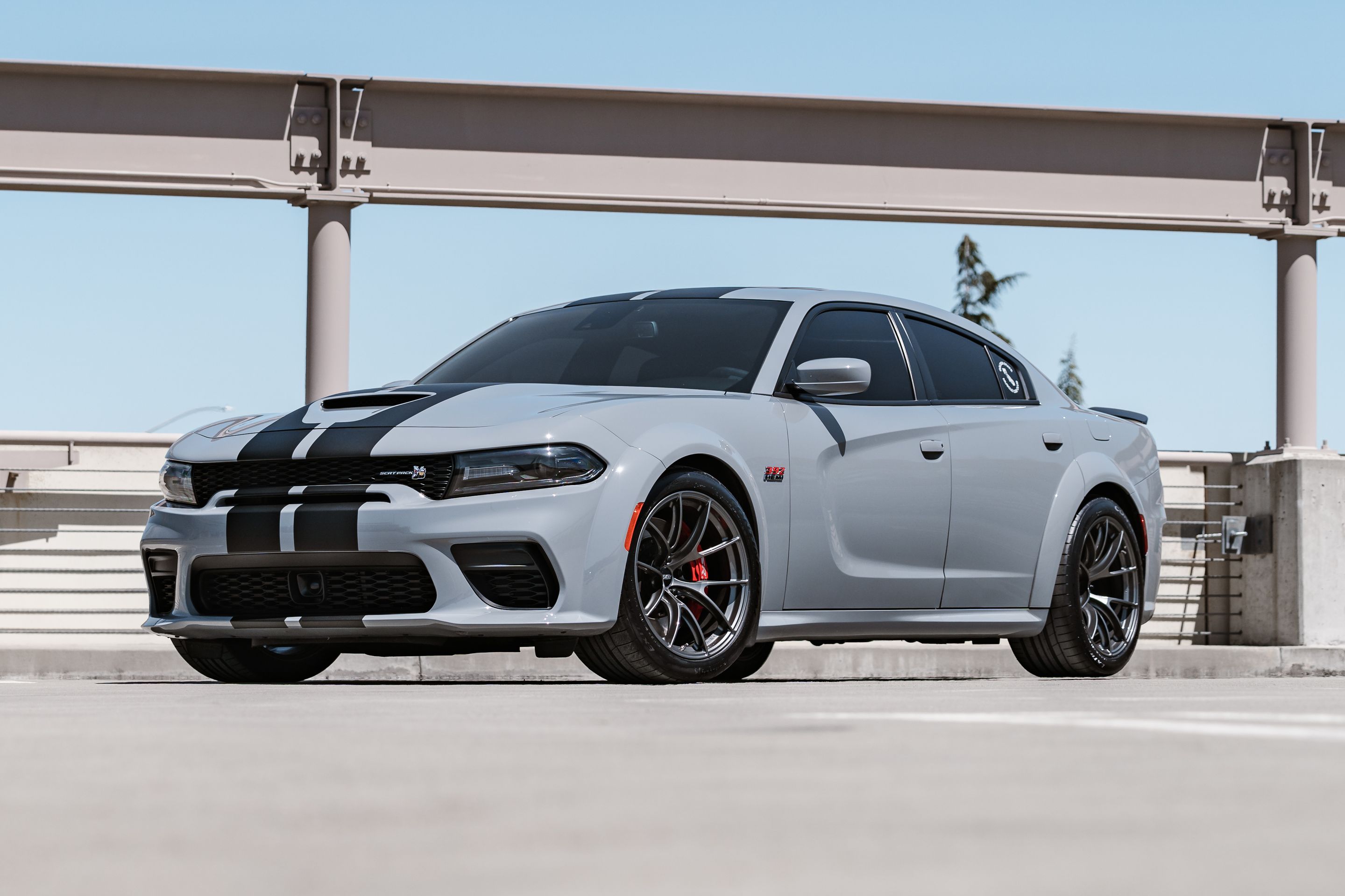 Grey Dodge Charger Scat Pack Widebody with 20" VS-5RS Apex wheels in Anthracite