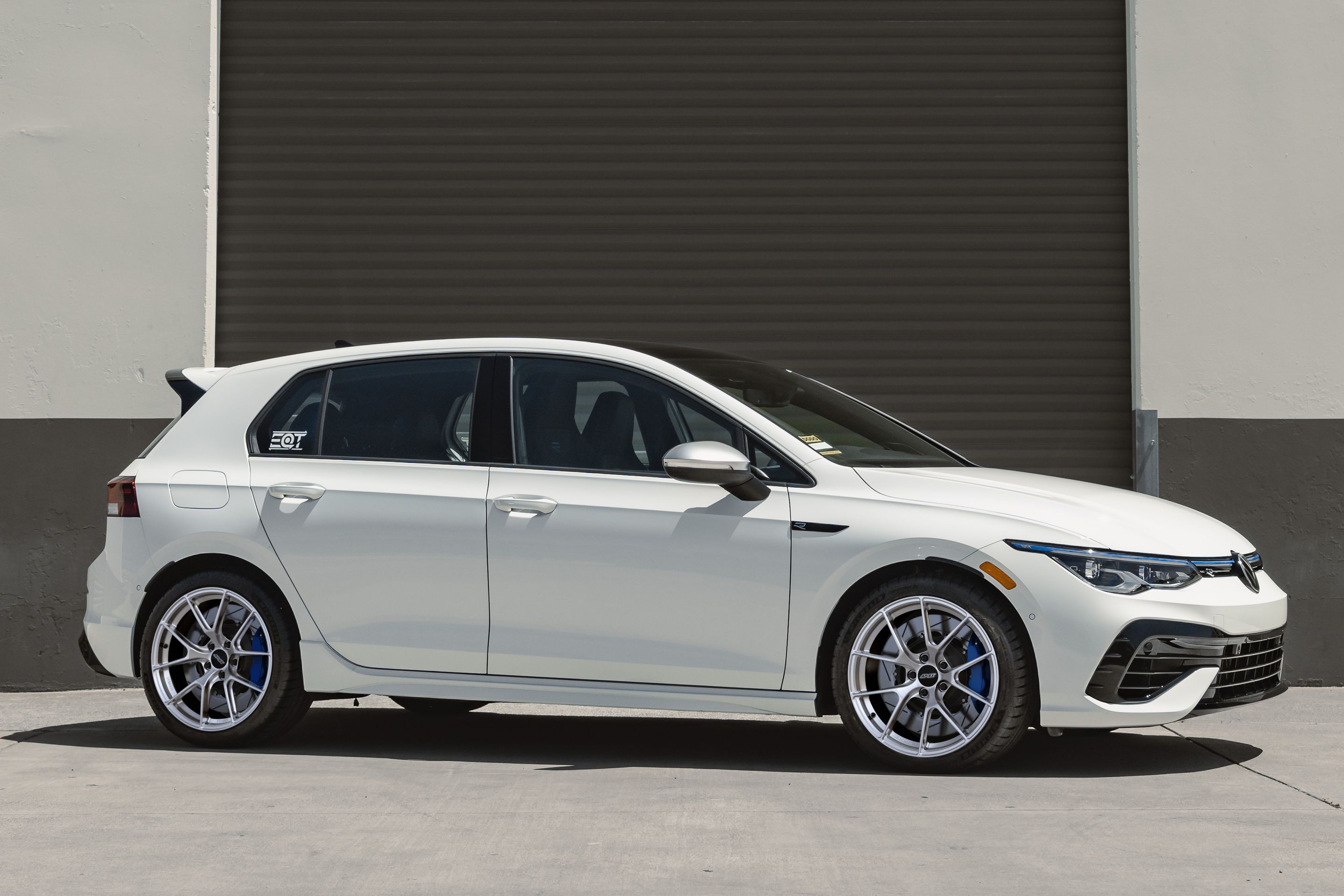 White VW MK8 Golf R with 18" VS-5RS Apex wheels in Brushed Clear