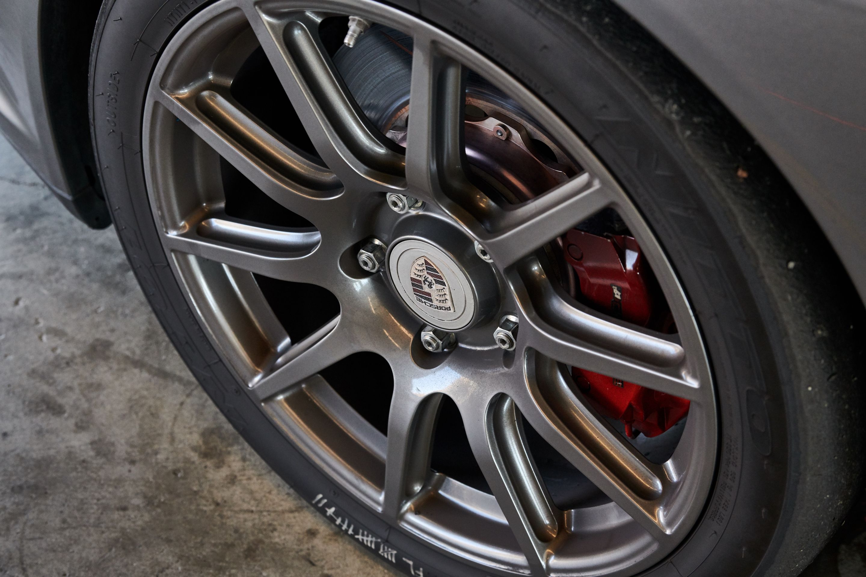 Grey Porsche 911 997 Carrera 4S with 18" SM-10 Apex wheels in Anthracite
