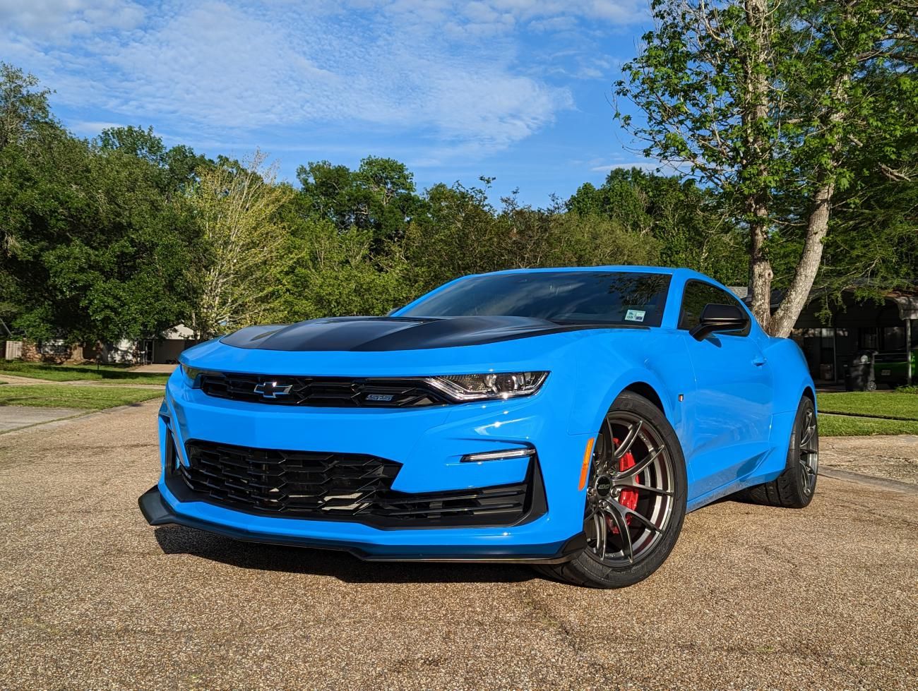 Blue Chevrolet 6th Gen Camaro SS 1LE with 19" VS-5RS Apex wheels in Anthracite