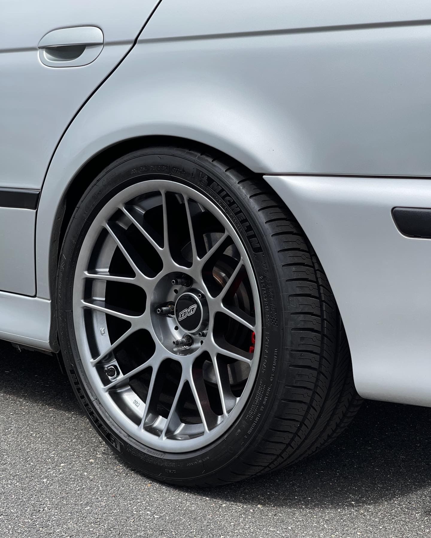 Silver BMW E39 5 Series with 18" ARC-8 Apex wheels in Anthracite