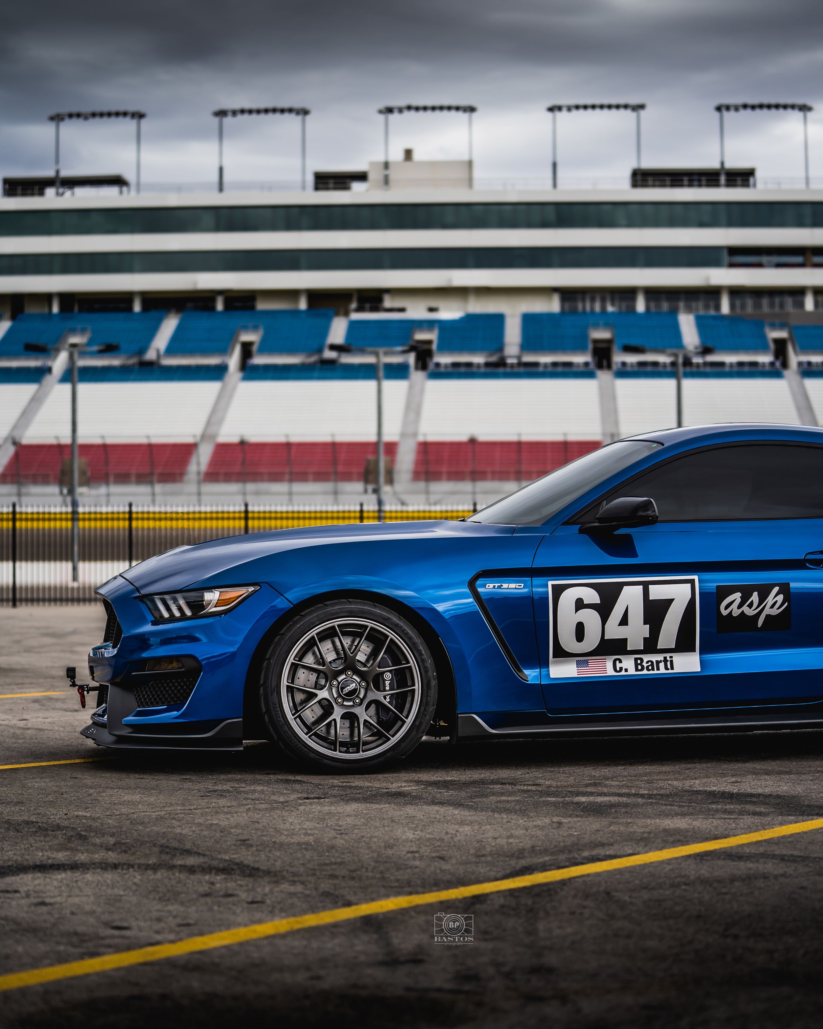 Blue Ford S550 Mustang GT350 with 19" EC-7 Apex wheels in Anthracite