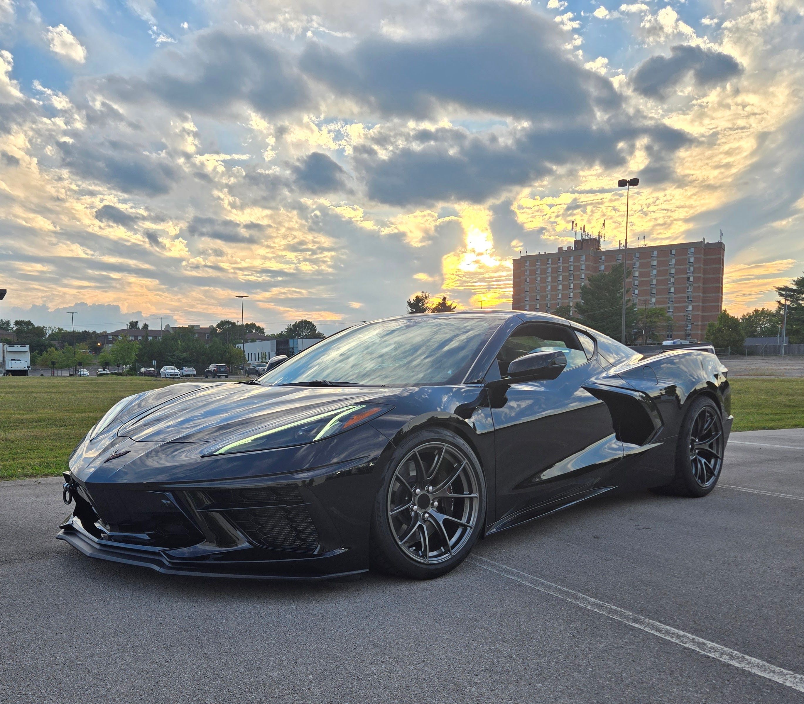 Black Chevrolet C8 Corvette Stingray/Z51 with 18"/19" VS-5RS Apex wheels in Anthracite