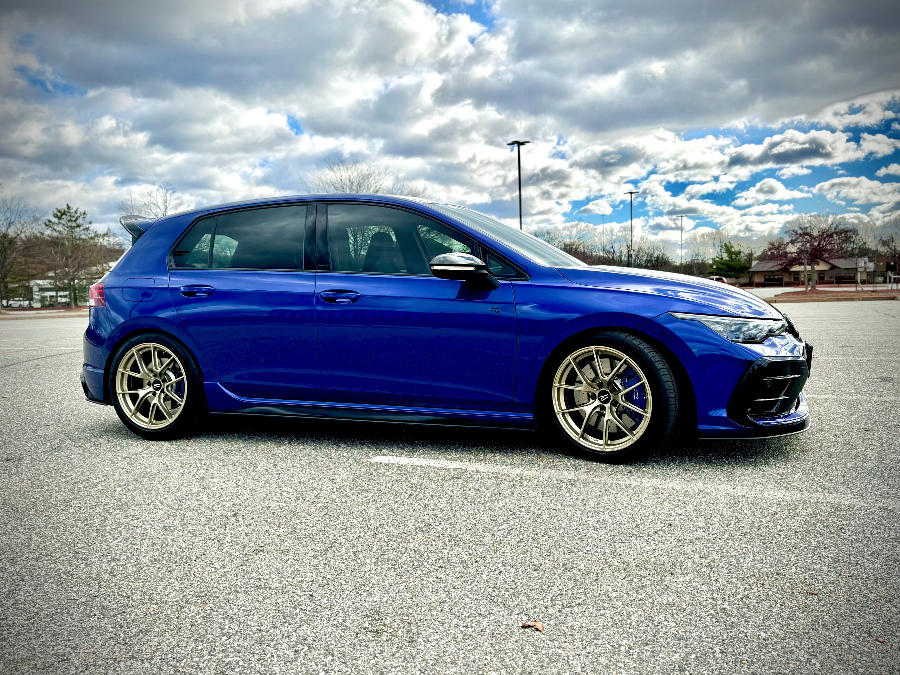 Blue VW MK8 Golf R with 18" VS-5RS Apex wheels in Motorsport Gold