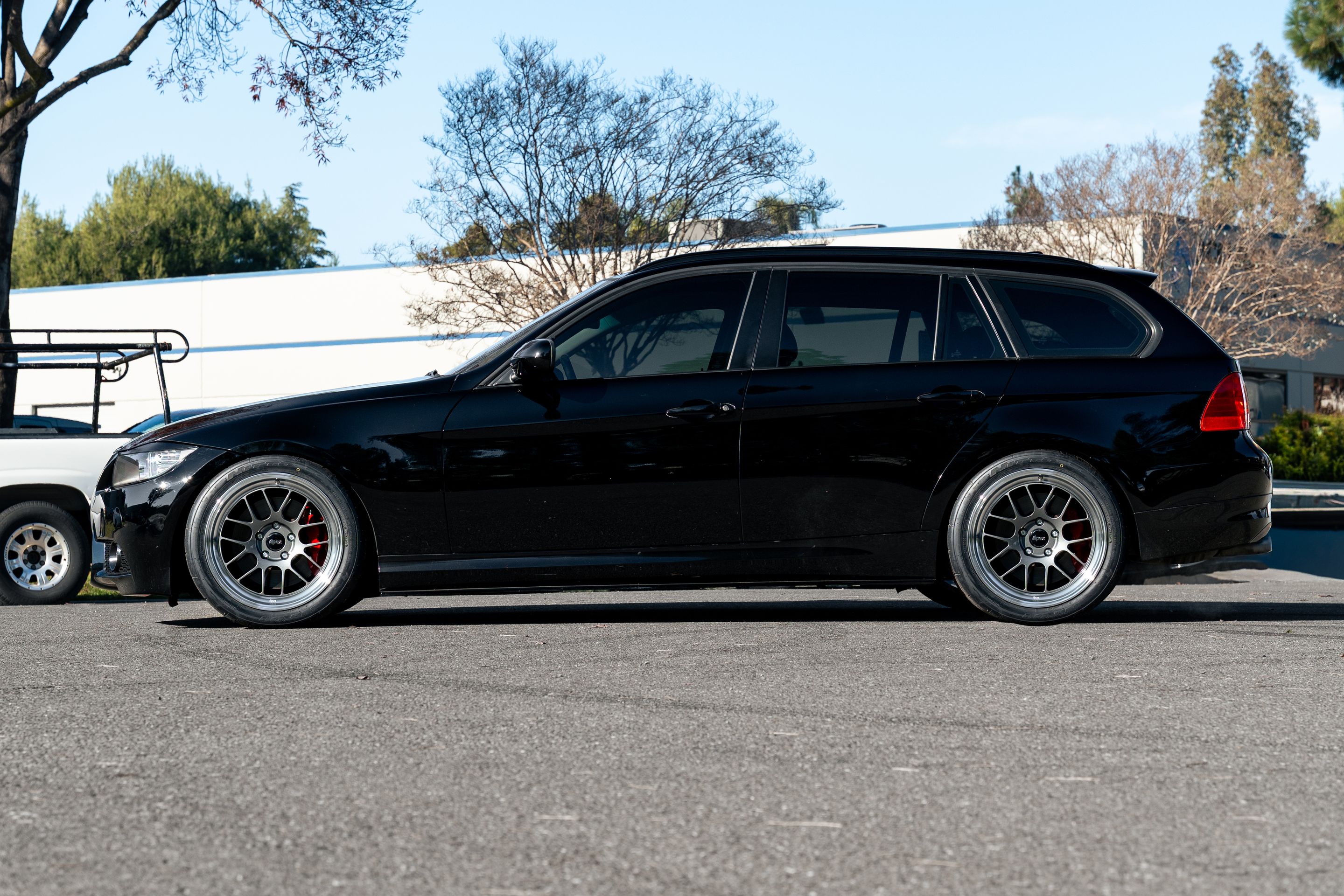 Black BMW E91 LCI Wagon 3 Series with 18" ML-7RT Apex wheels in Machined Lip Anthracite