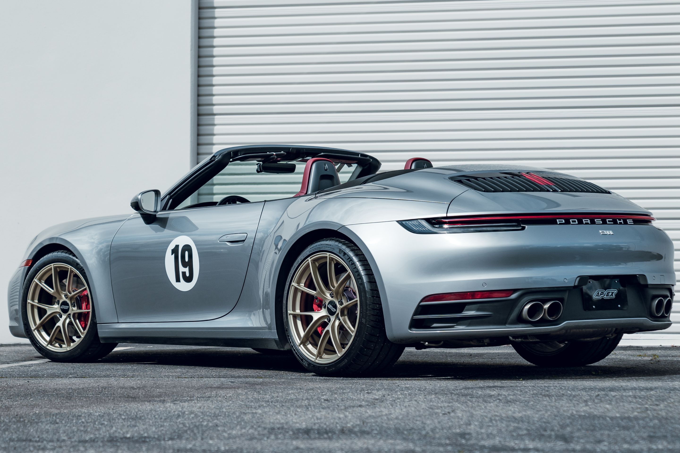 Silver Porsche 911 992.1 Carrera S with 19"/20" VS-5RS Apex wheels in Motorsport Gold