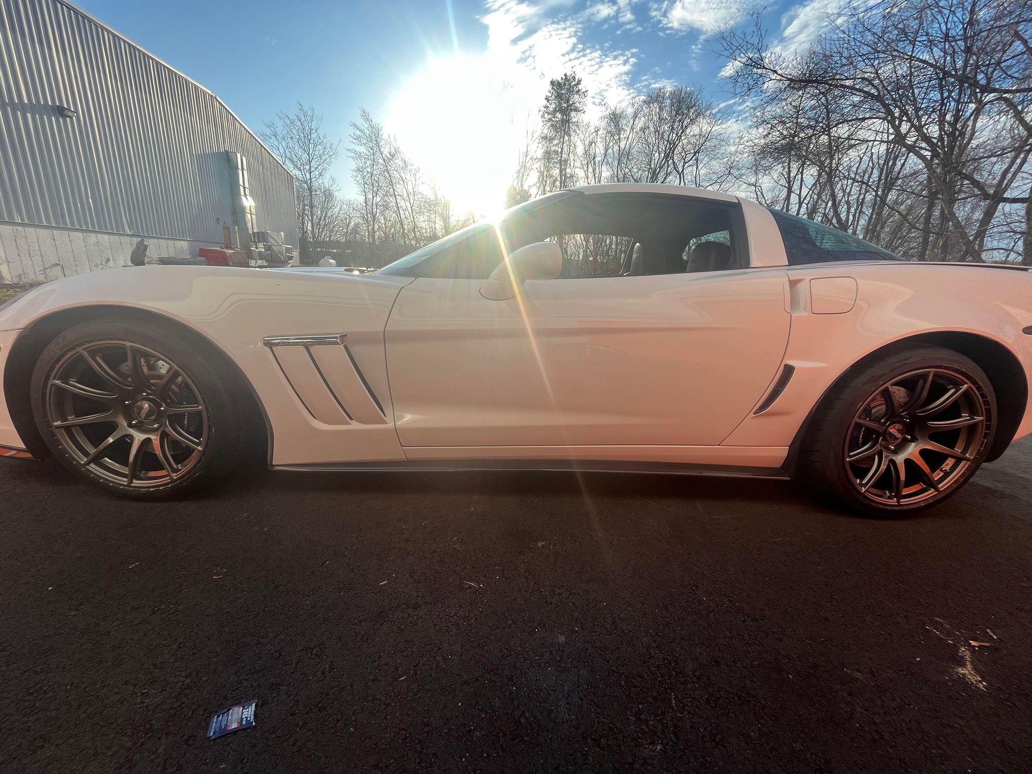 White Chevrolet C6 Corvette Grand Sport with 18"/19" SM-10 Apex wheels in Anthracite