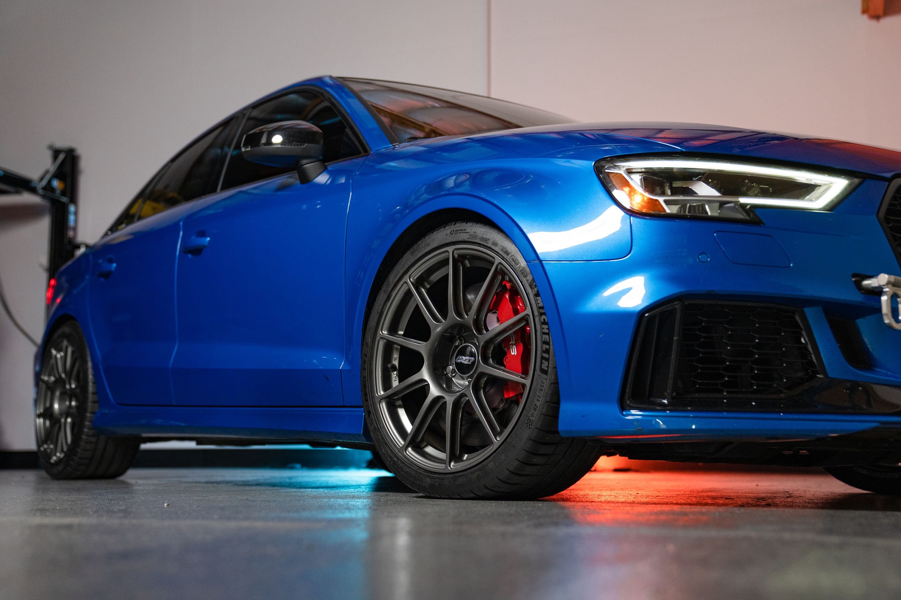 Blue Audi 8V RS 3 with 18" SM-10 Apex wheels in Anthracite