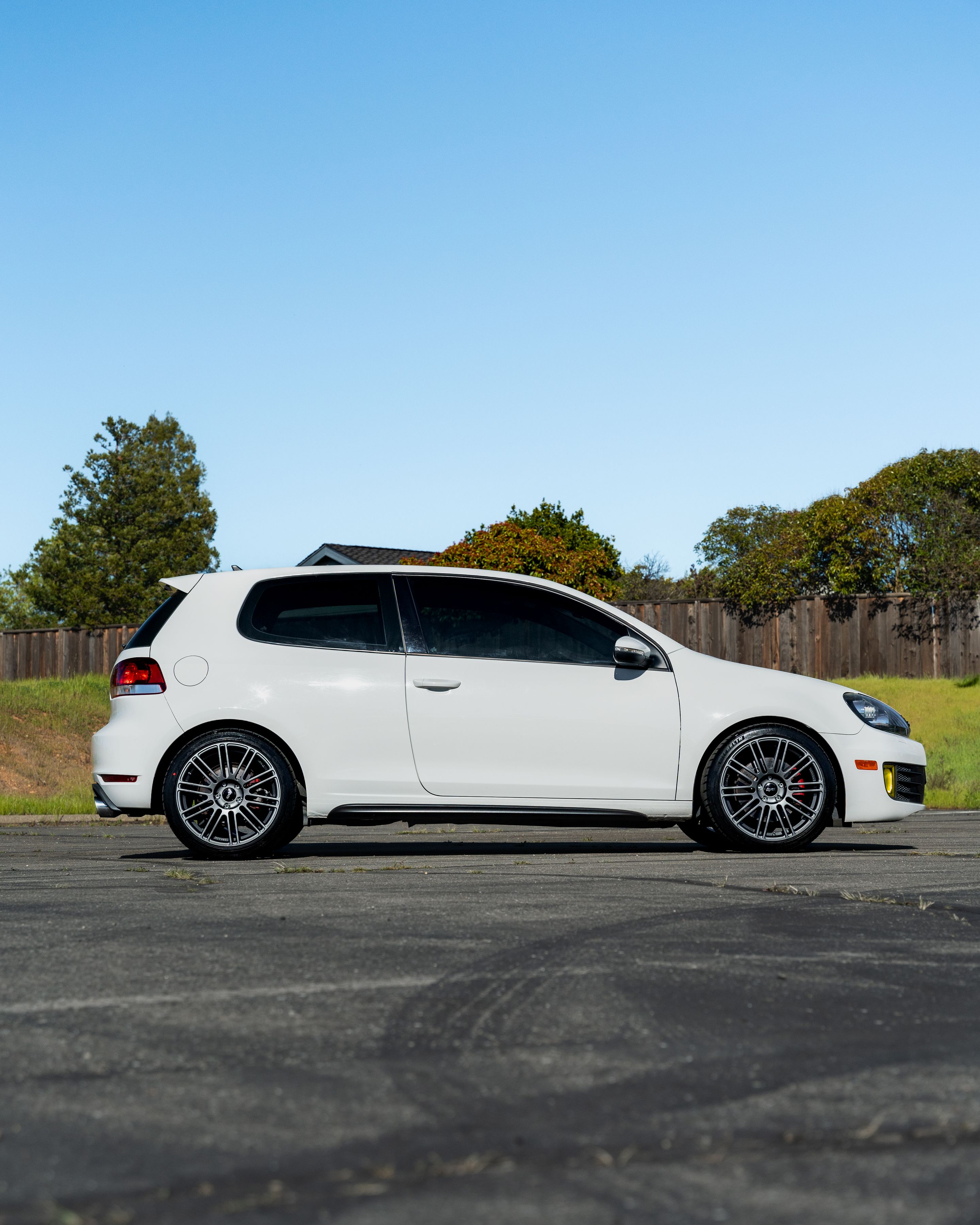 White VW MK6 GTI with 18" TC-10RT Apex wheels in Anthracite