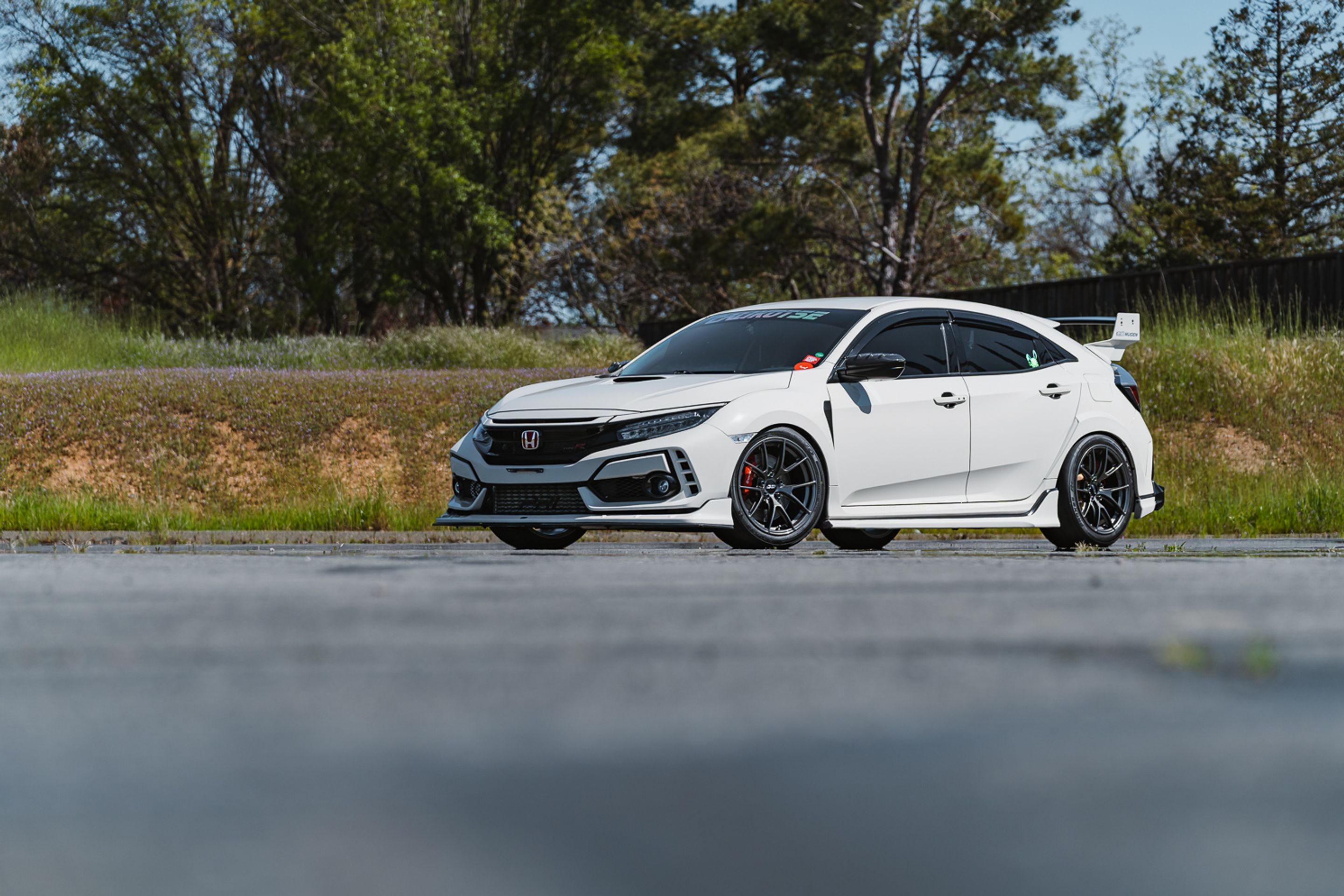 White Honda FK8 Civic Type-R with 18" VS-5RS Apex wheels in Anthracite