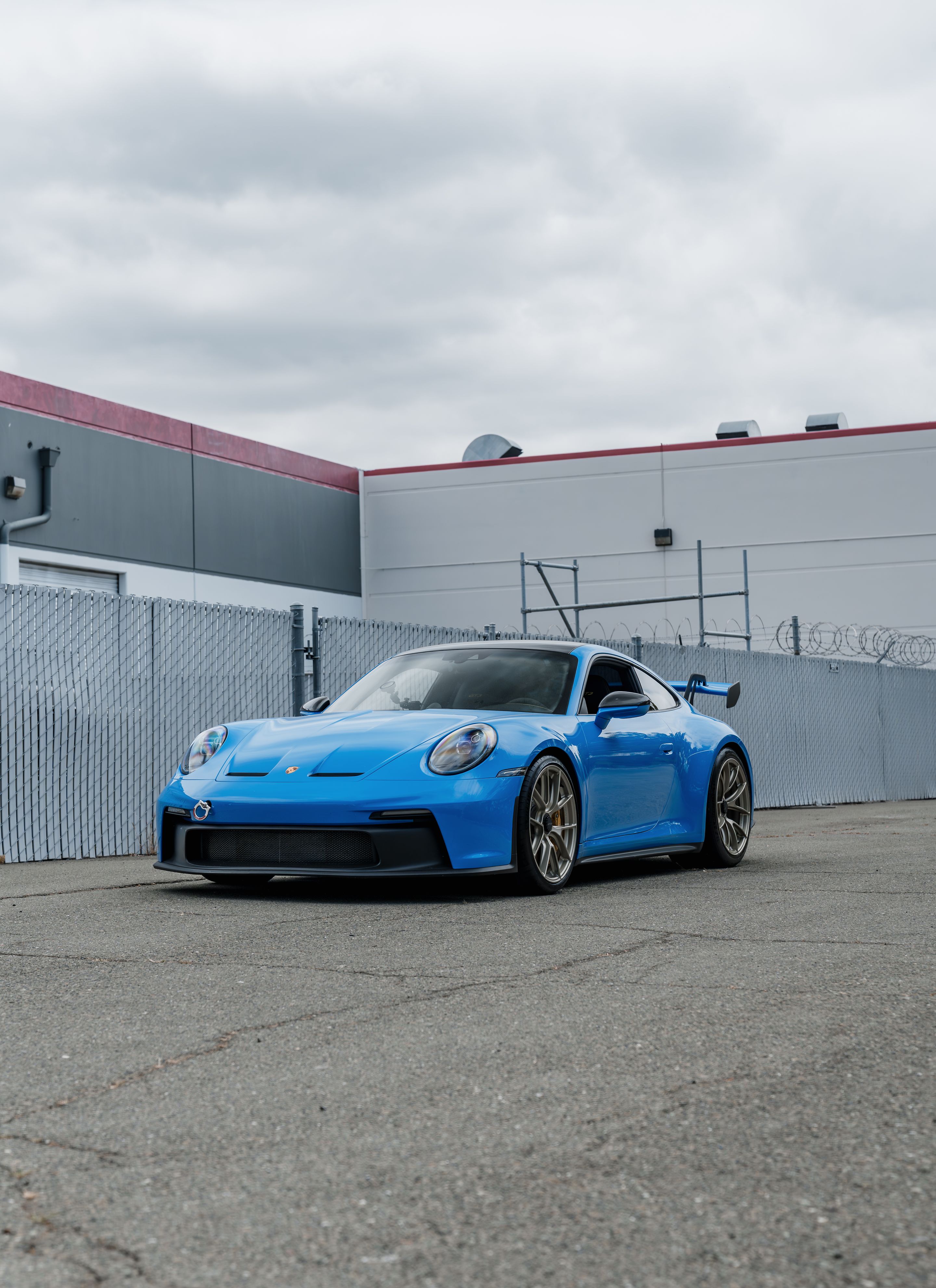 Blue Porsche 911 992.1 GT3 with 20" VS-5RS Apex wheels in Motorsport Gold