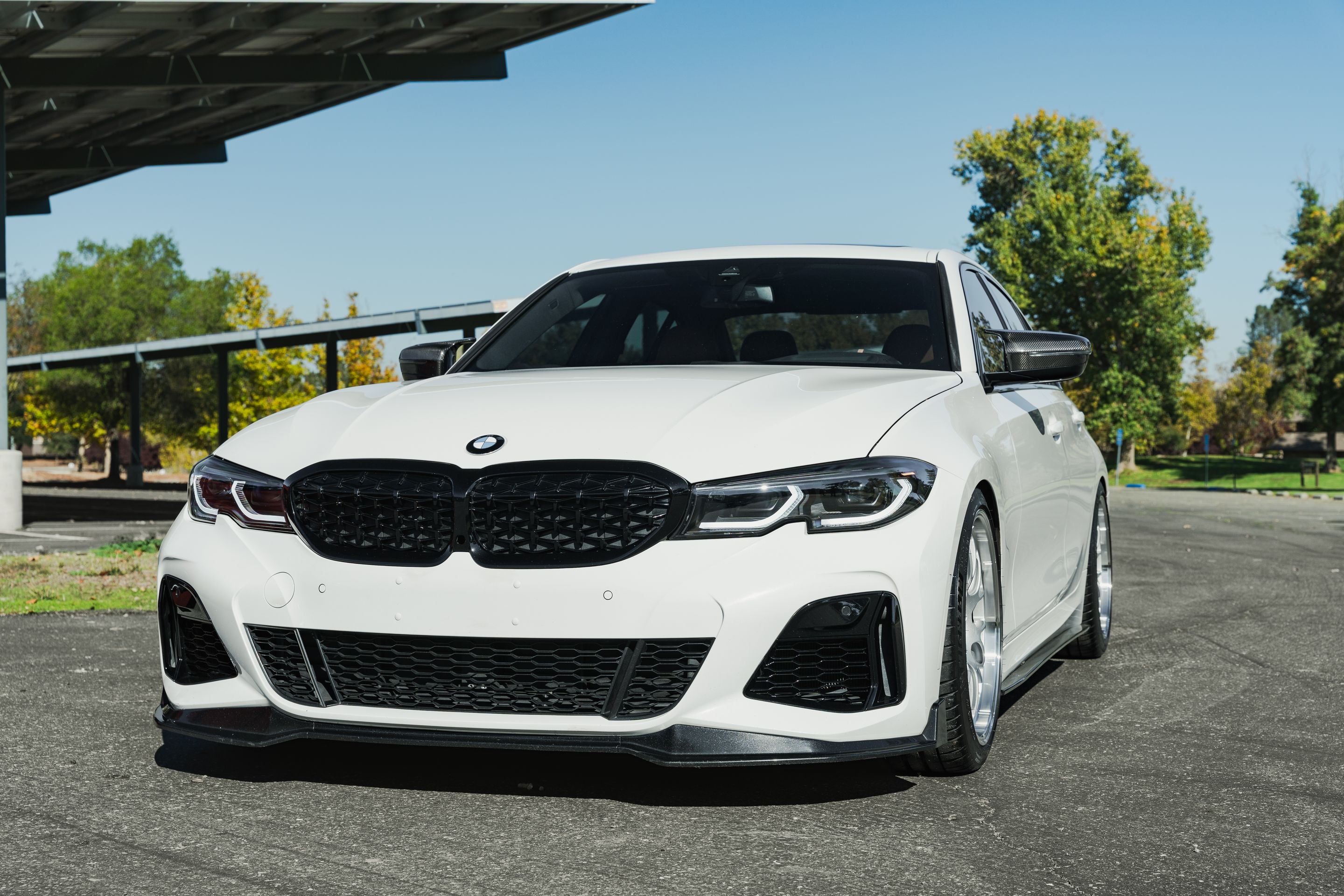 White BMW G20 Sedan 3 Series with 19" ML-7RT Apex wheels in Machined Lip Race Silver