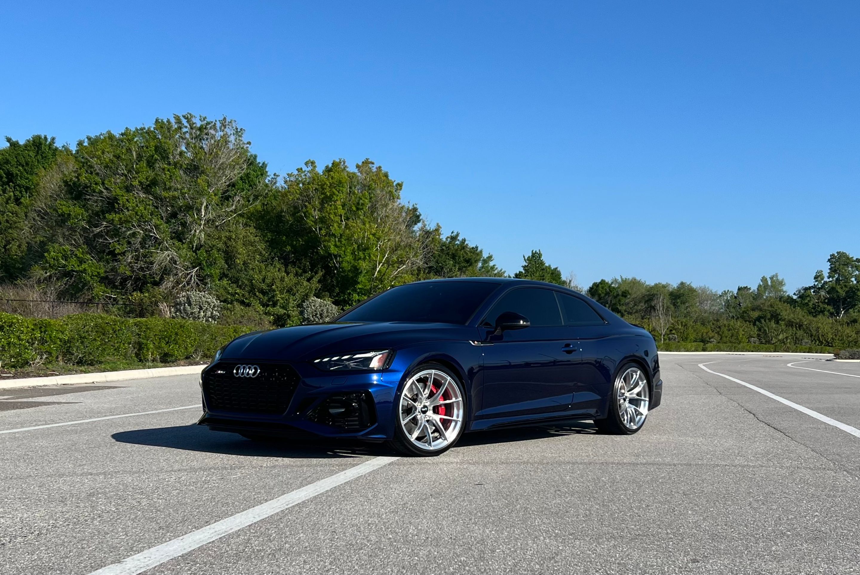 Blue Audi B9 RS 5 Coupe with 20" VS-5RS Apex wheels in Brushed Clear