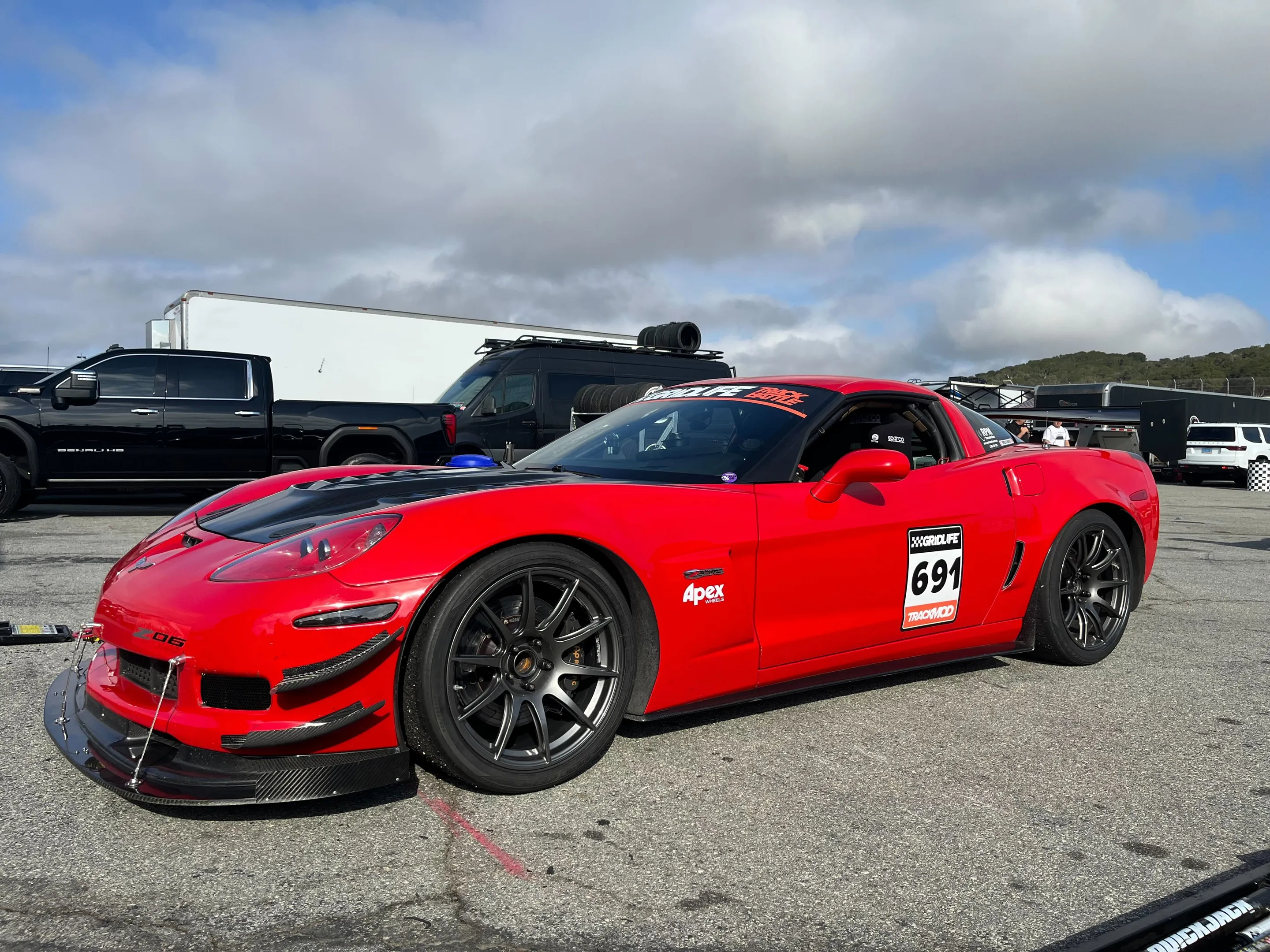 Red Chevrolet C6 Corvette Z06 with 19" SM-10RS Apex wheels in Anthracite