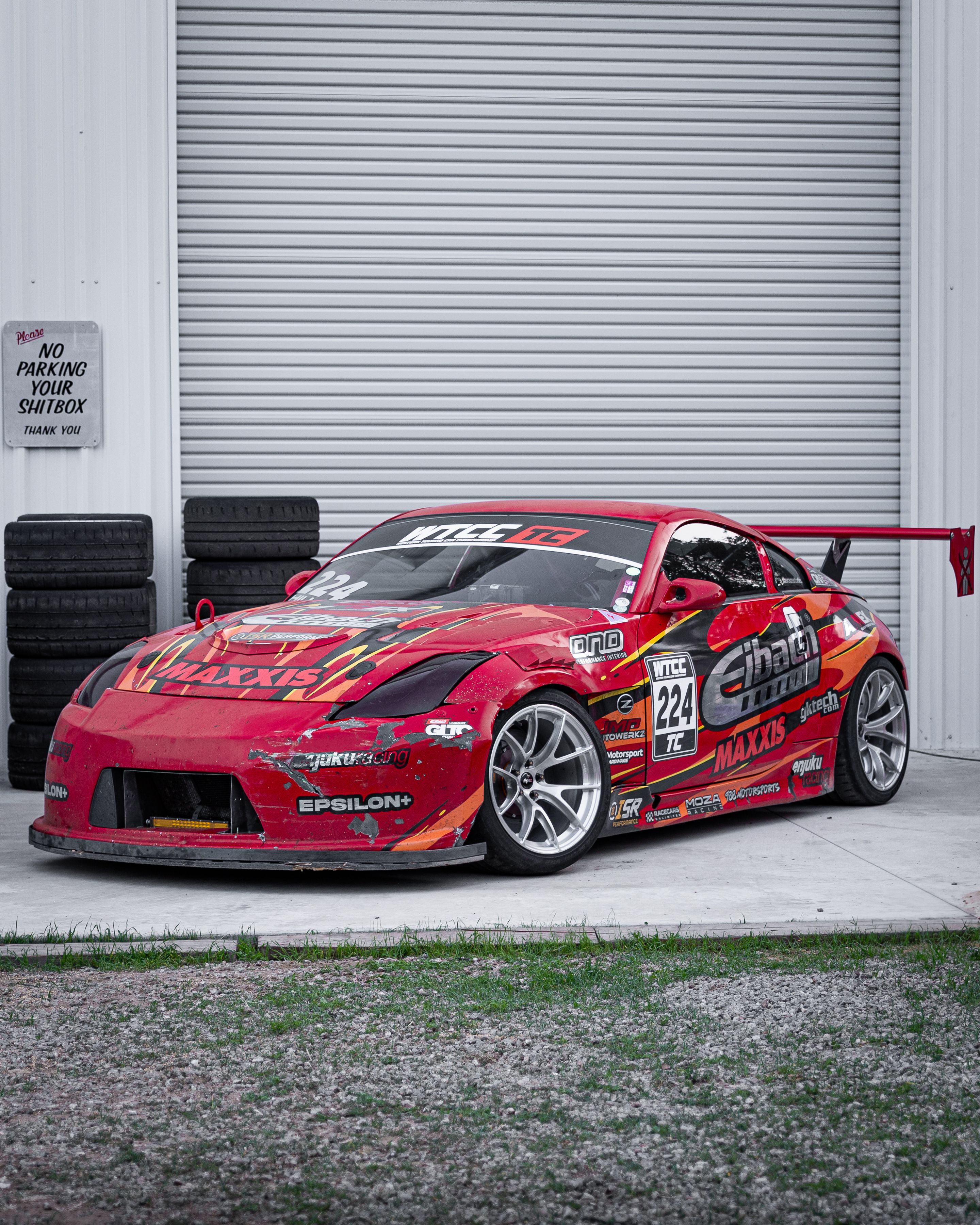 Race Livery Nissan 350Z with 18" VS-5RS Apex wheels in Brushed Clear