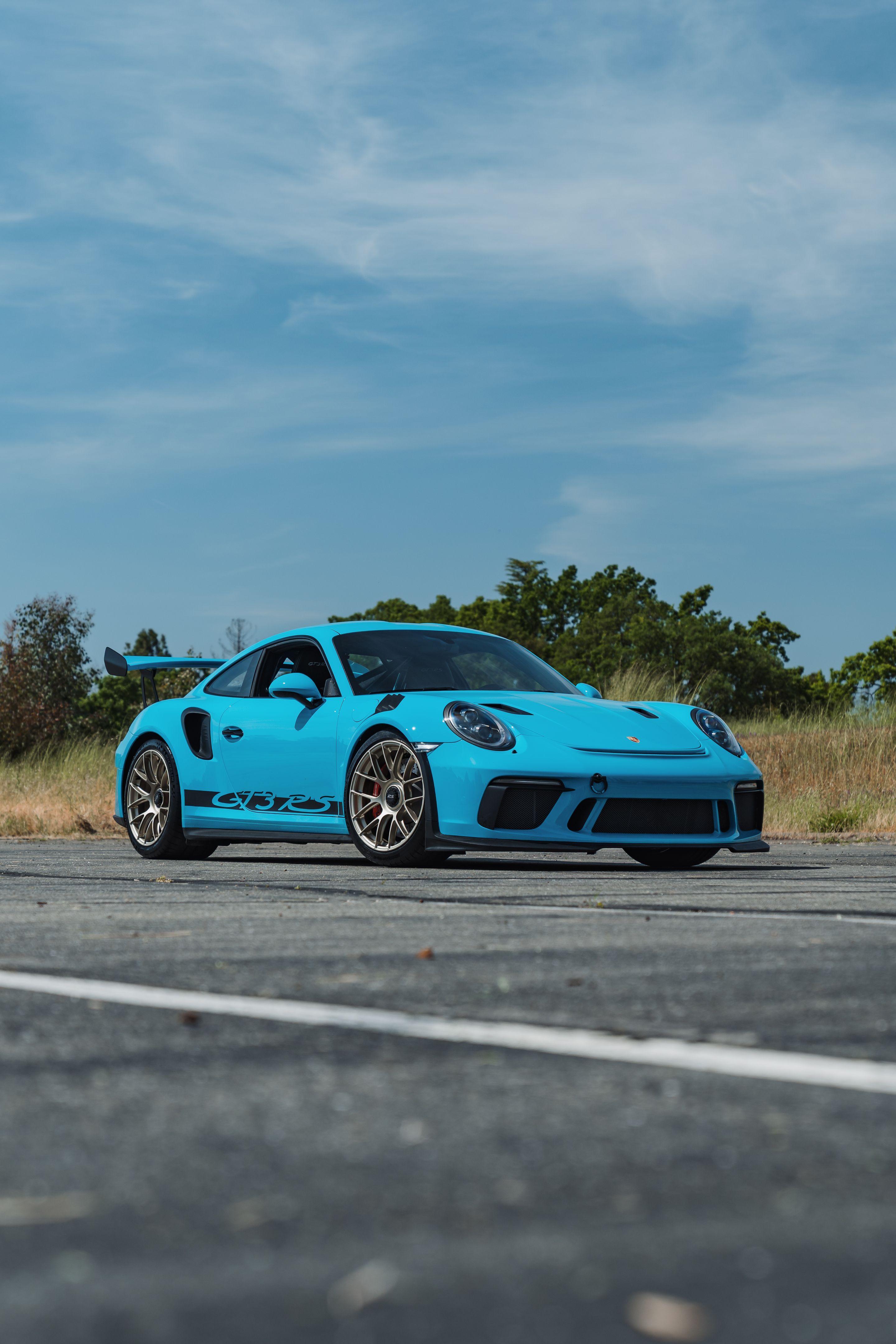 Blue Porsche 911 991.2 GT3 RS with 19" EC-7RS Apex wheels in Motorsport Gold