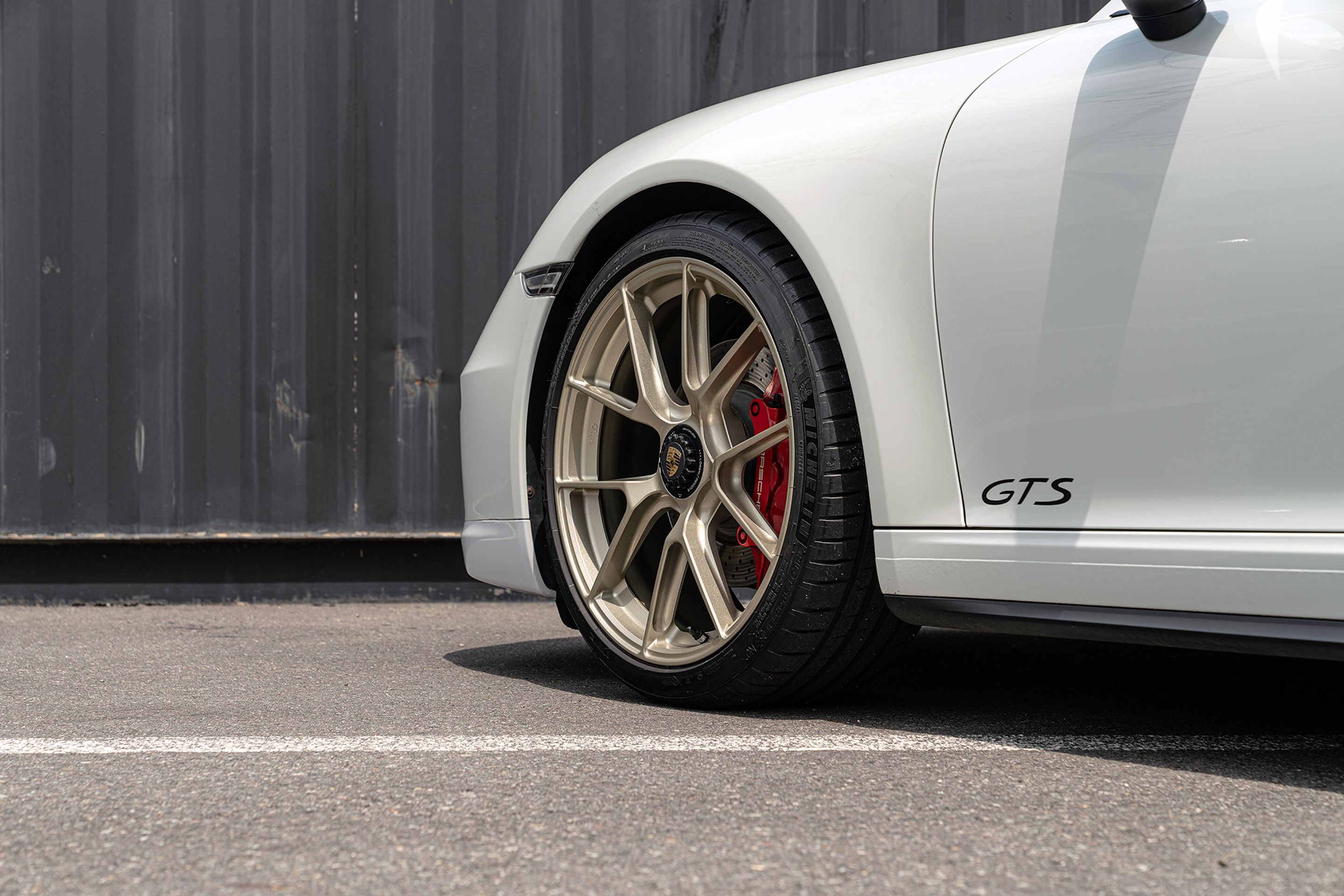 White Porsche 911 991.1 Carrera GTS with 20" VS-5RS Apex wheels in Motorsport Gold