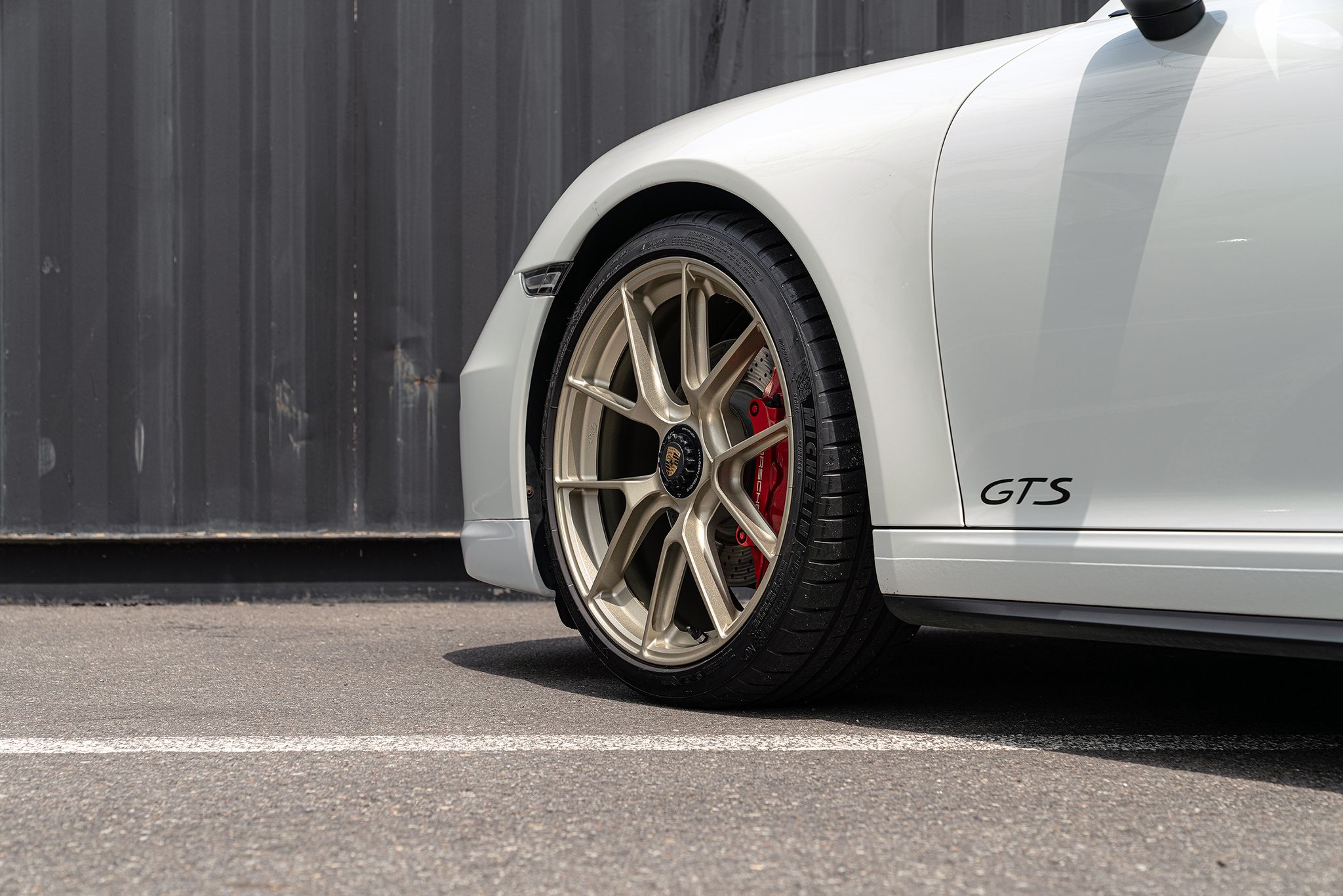 White Porsche 911 991.1 Carrera GTS with 20" VS-5RS Apex wheels in Motorsport Gold