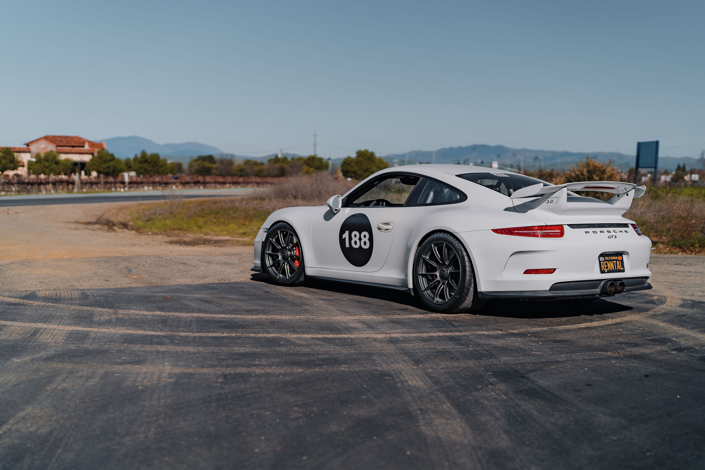 White Porsche 911 991.1 GT3 with 19" SM-10RS Apex wheels in Anthracite