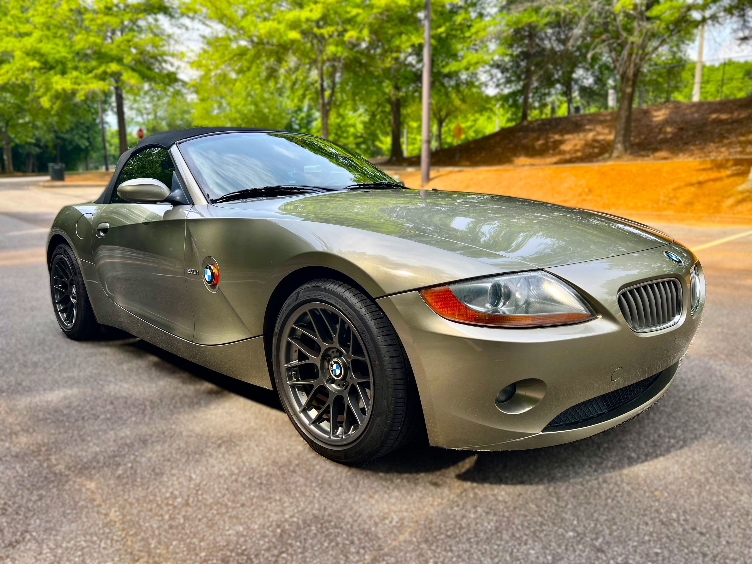 Silver BMW E85 Roadster Z4 with 17" ARC-8 Apex wheels in Anthracite