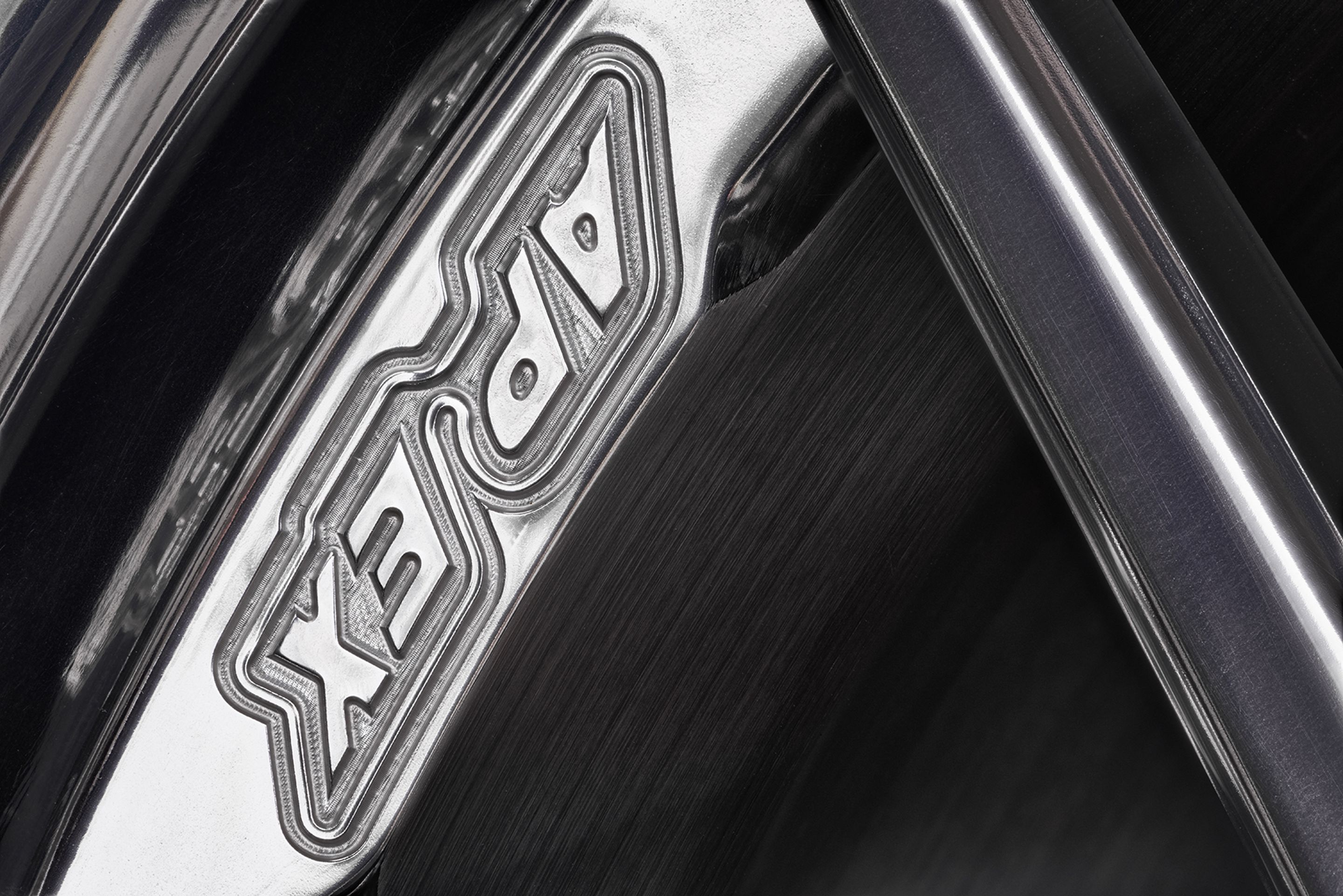 White Porsche 911 996 GT2 with 20" VS-5RS Apex wheels in Brushed Clear