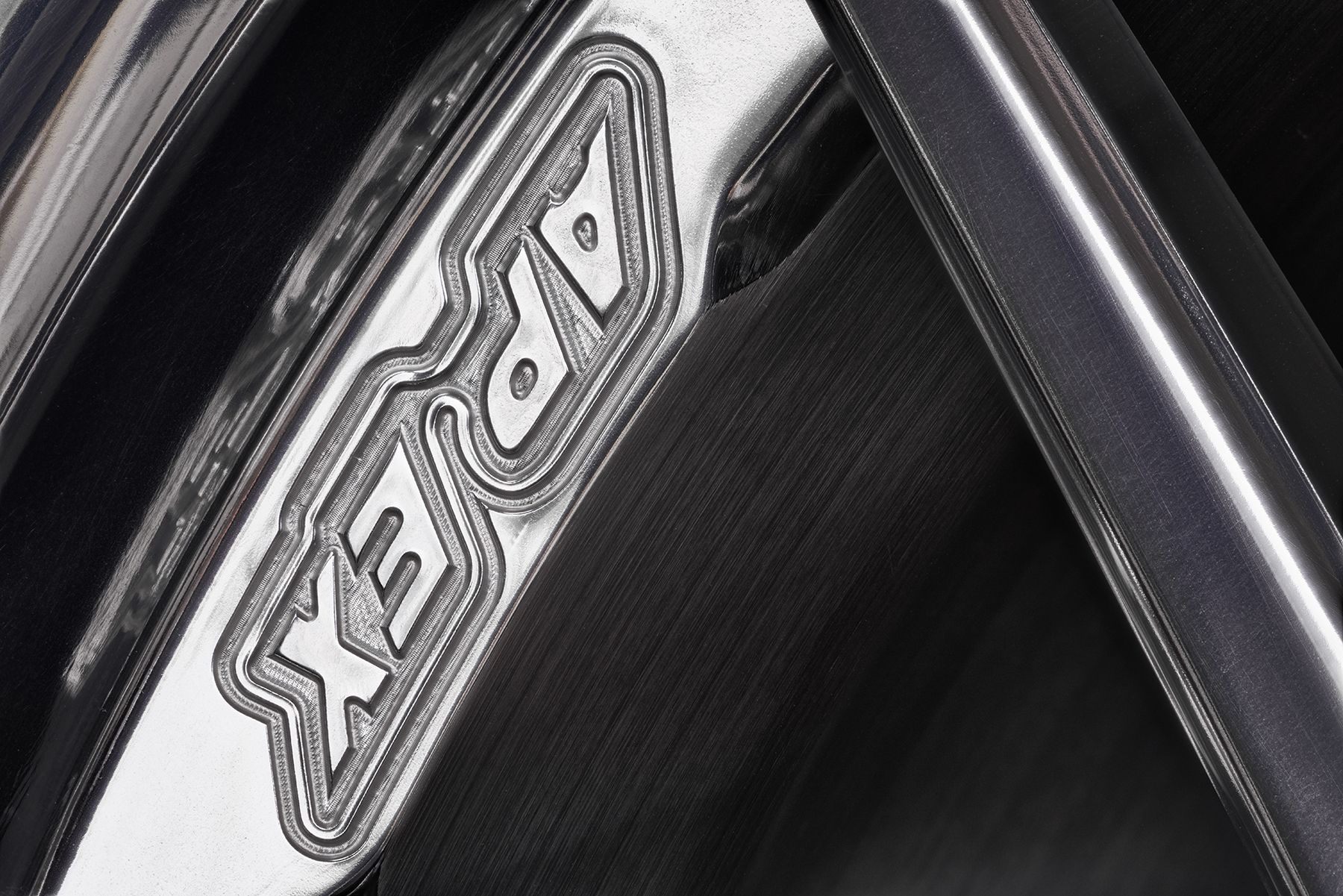 White Porsche 911 996 GT2 with 20" VS-5RS Apex wheels in Brushed Clear