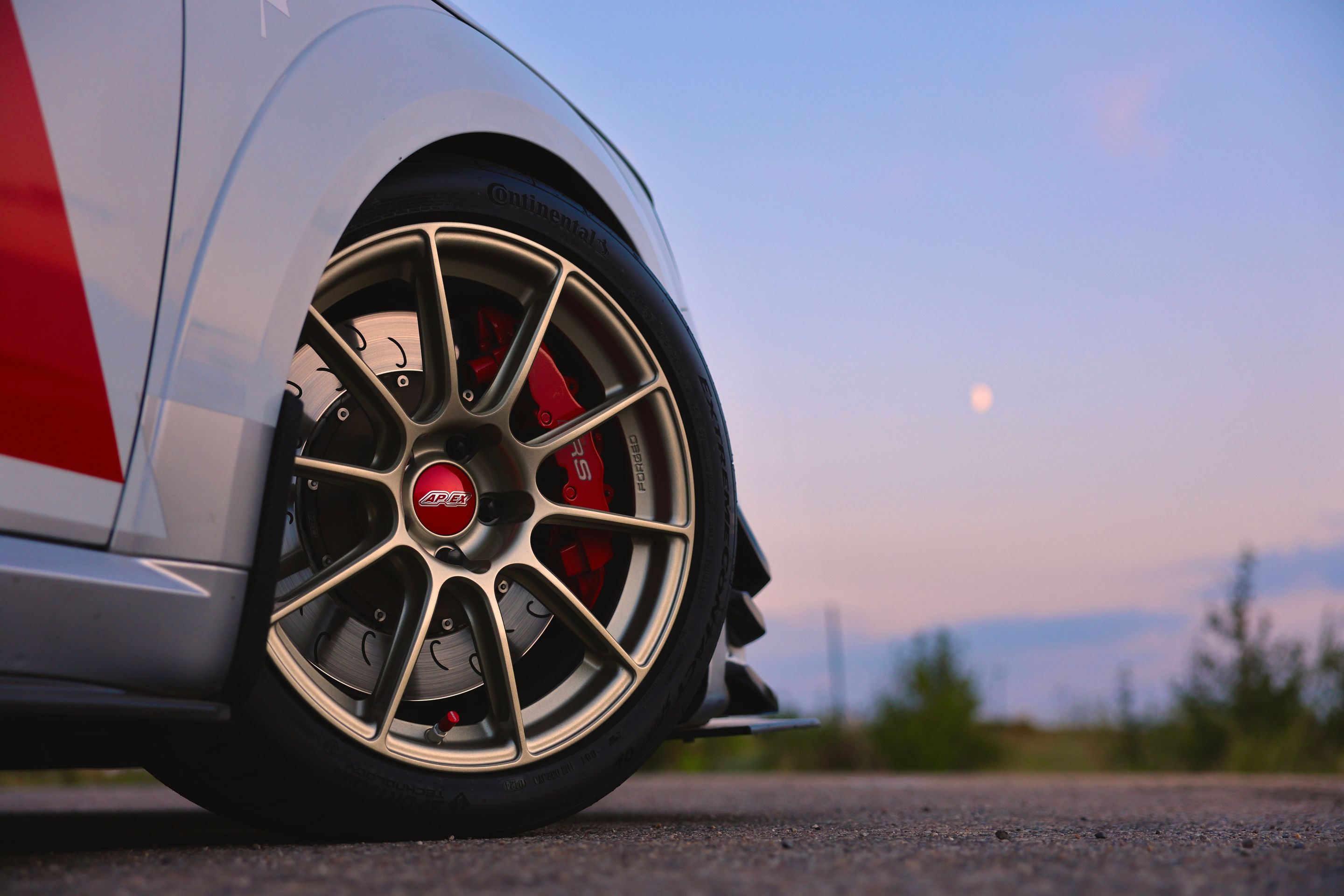 White Audi FV/8S TT RS with 18" SM-10RS Apex wheels in Motorsport Gold