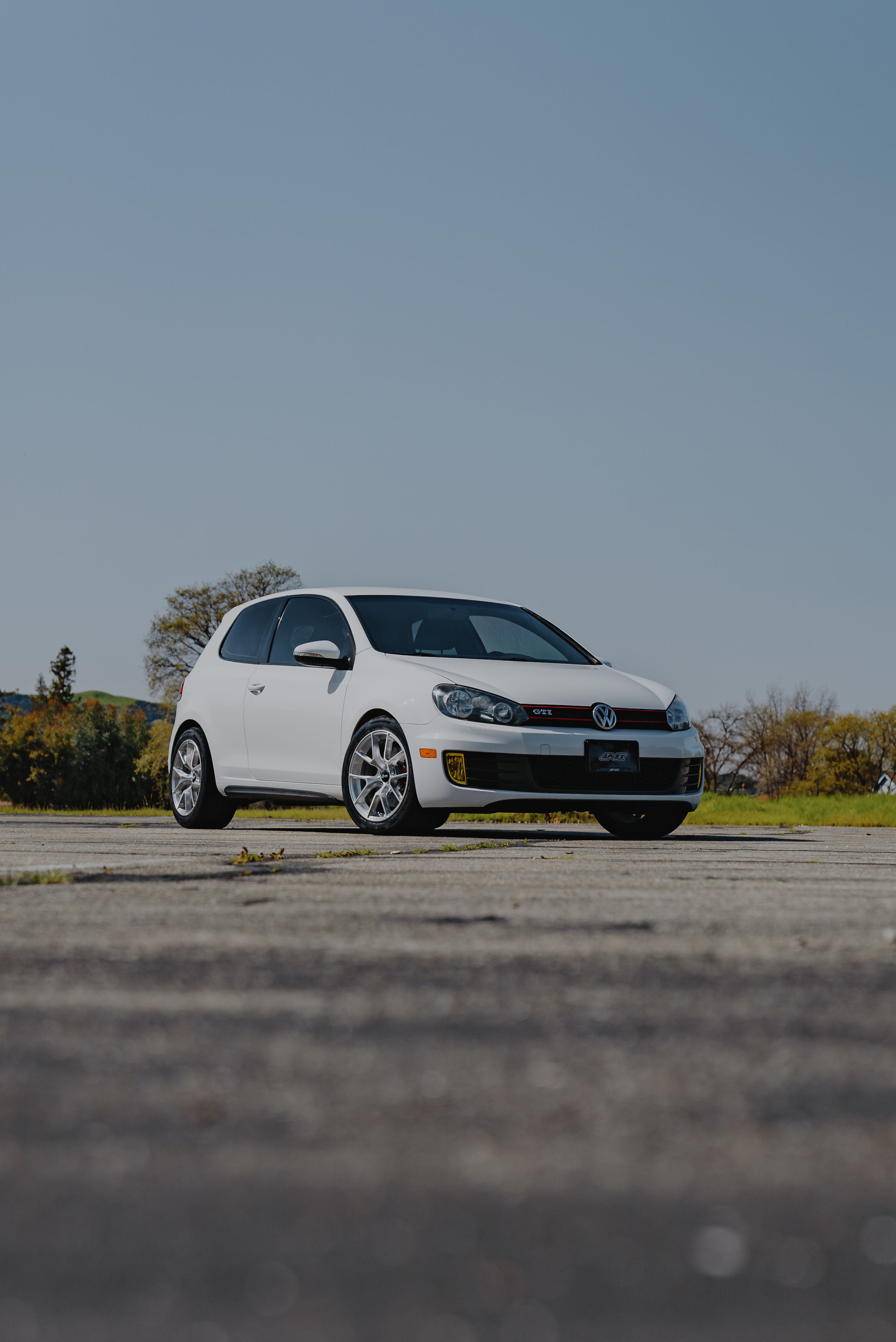 White VW MK6 GTI with 17" VS-5RS Apex wheels in Brushed Clear