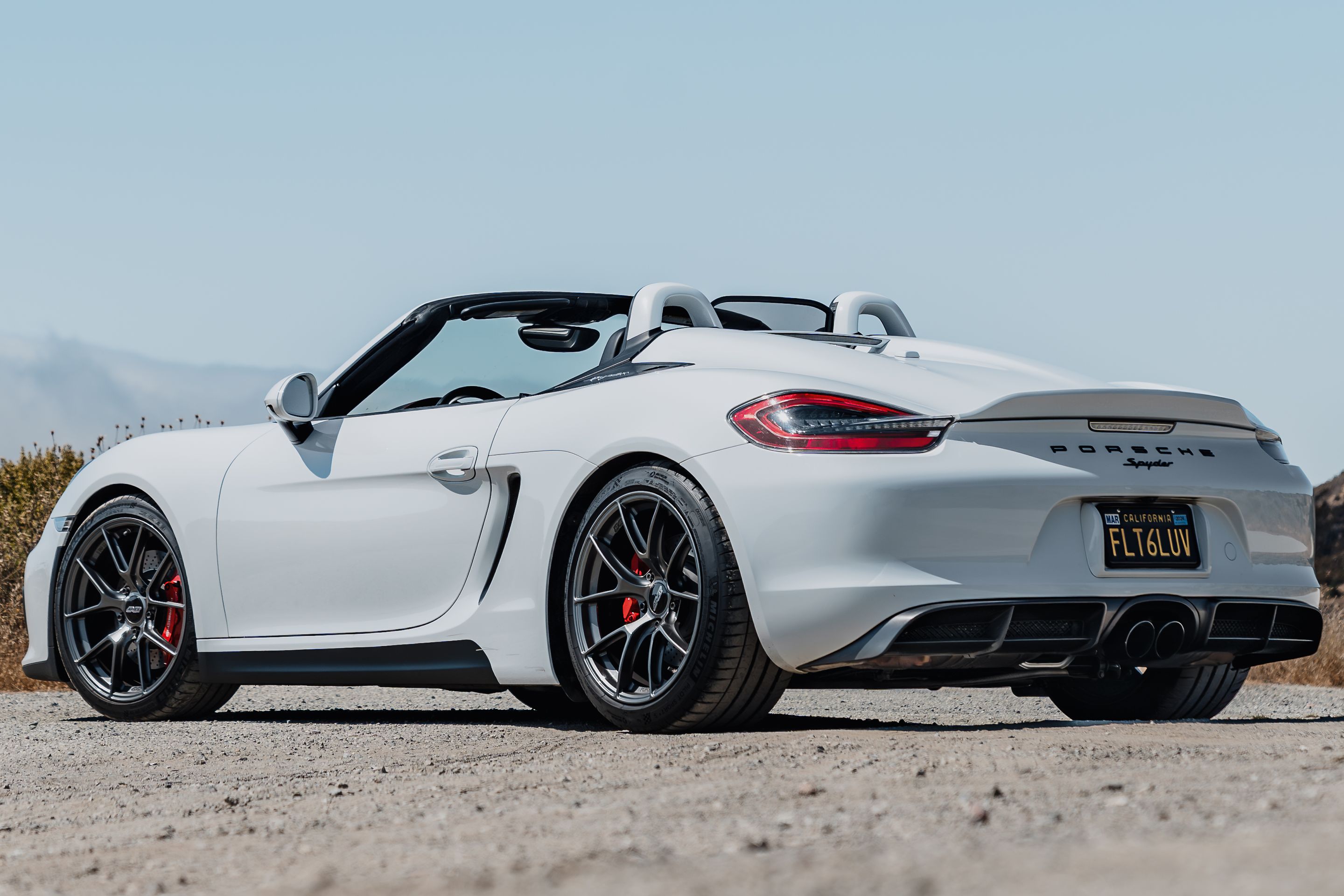 White Porsche 981 Spyder with 19" VS-5RS Apex wheels in Anthracite