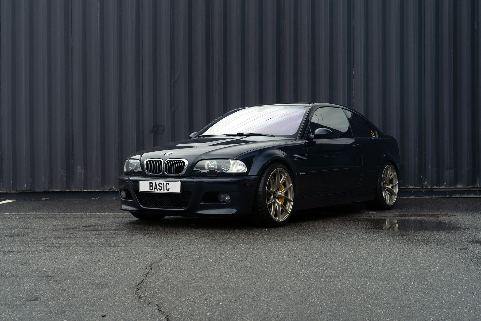 Black BMW E46 M3 with 19" VS-5RS Apex wheels in Motorsport Gold