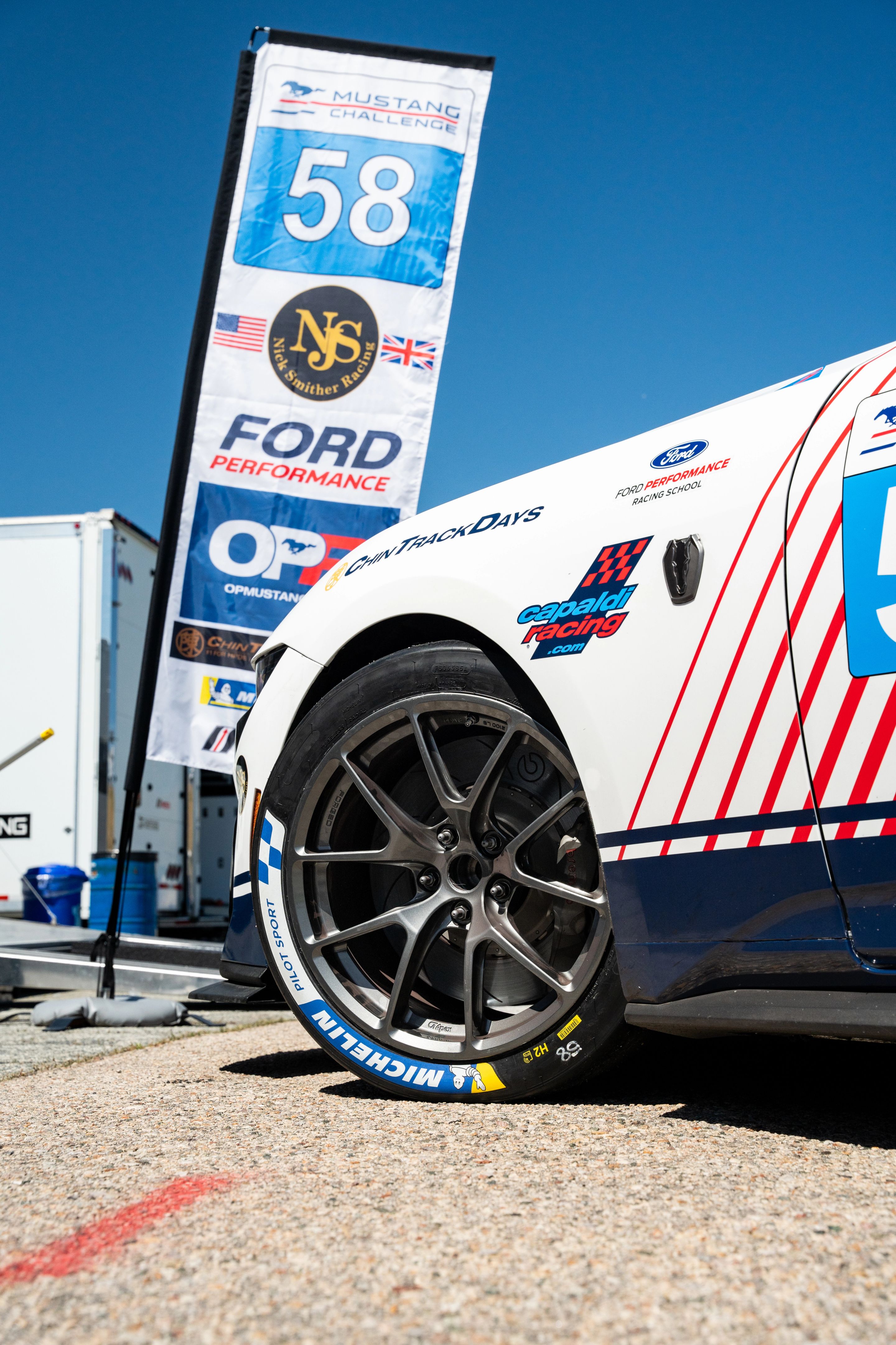 White Ford Performance Mustang Dark Horse R with 18" VS-5RE Apex wheels in Anthracite