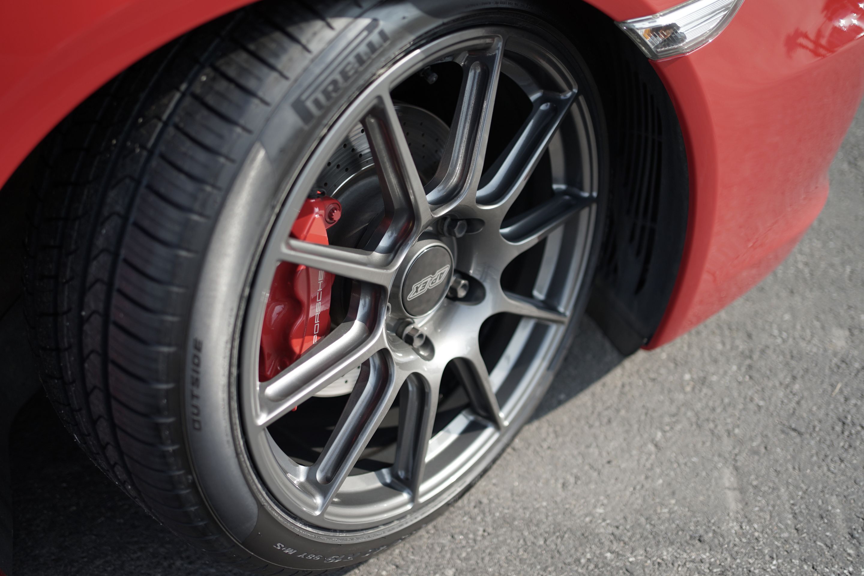 Red Porsche 981 Cayman S with 19" SM-10 Apex wheels in Anthracite