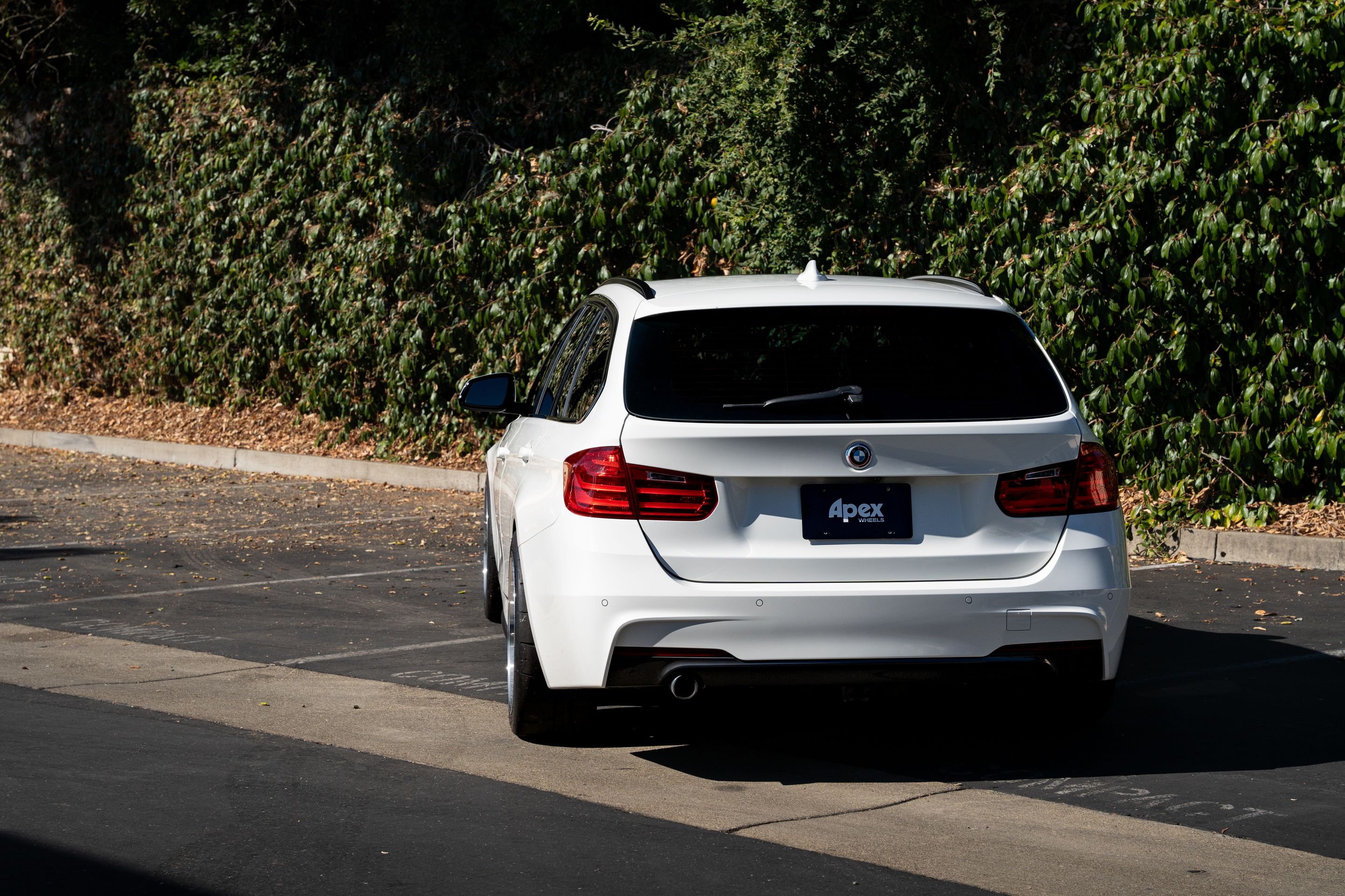 White BMW F31 Wagon 3 Series with 18" ML-10RT Apex wheels in Machined Lip Anthracite