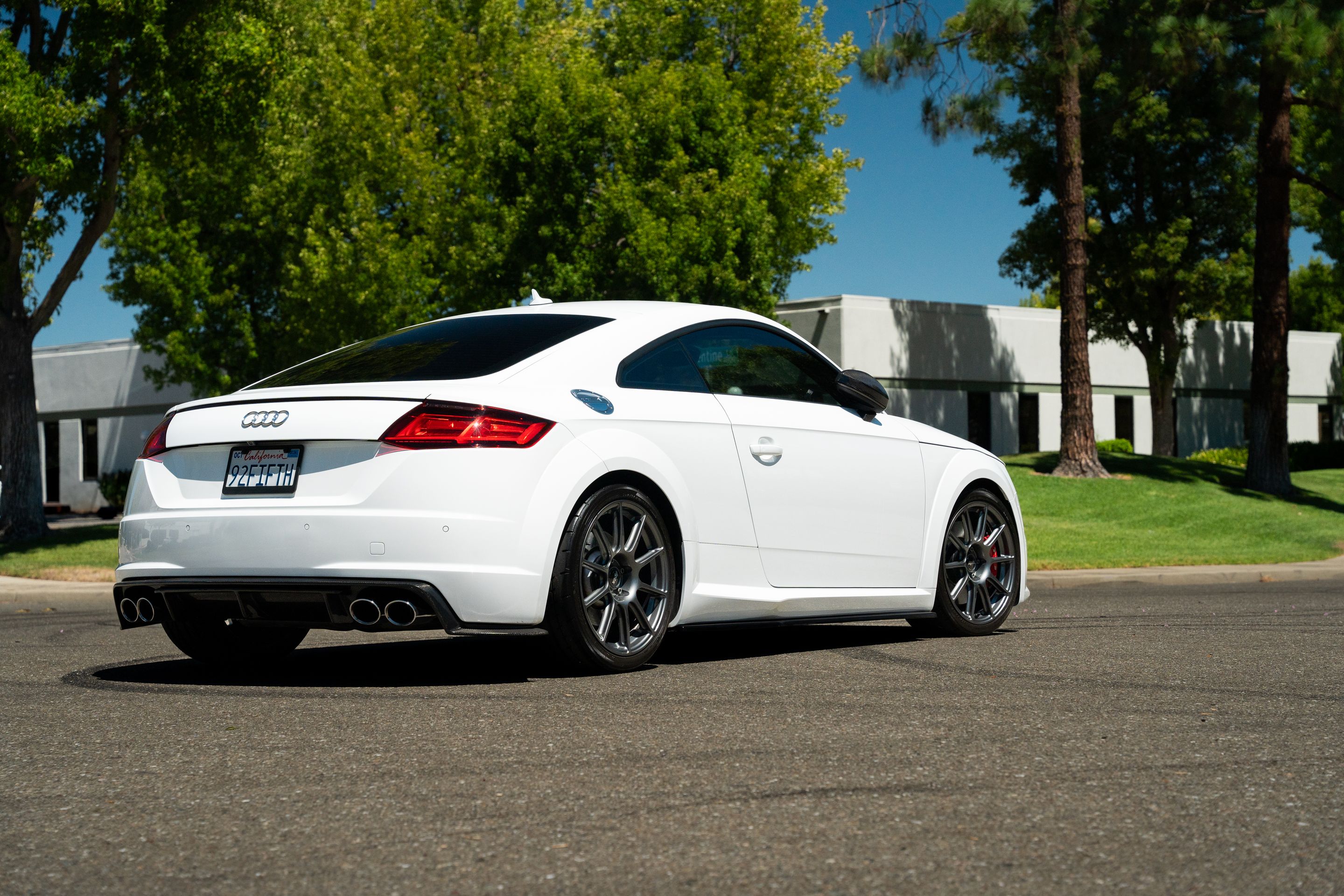 White Audi 8S TTS with 18" SM-10 Apex wheels in Anthracite