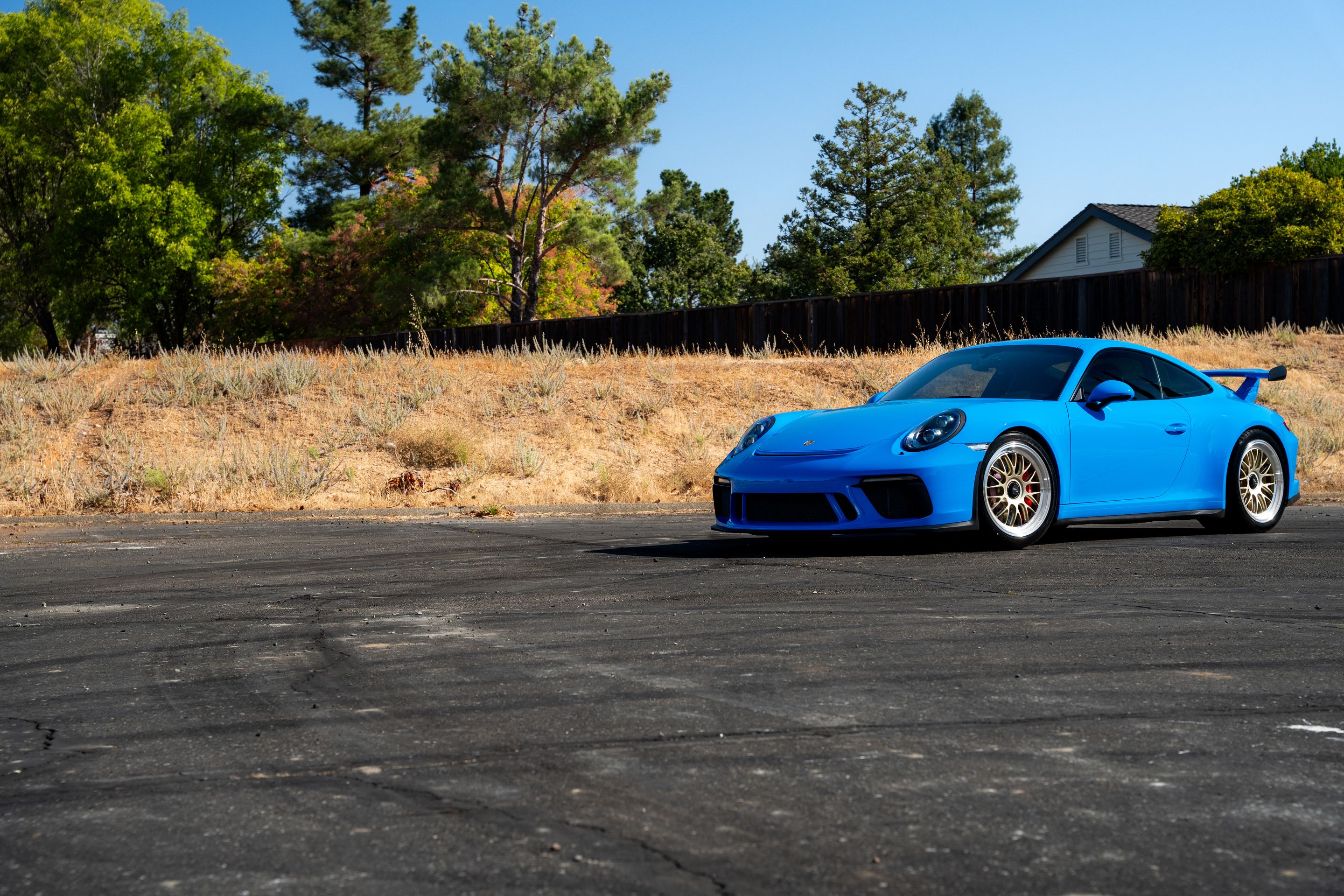 Blue Porsche 911 991.2 GT3 with 19" ML-10RT Apex wheels in Machined Lip Gloss Motorsport Gold