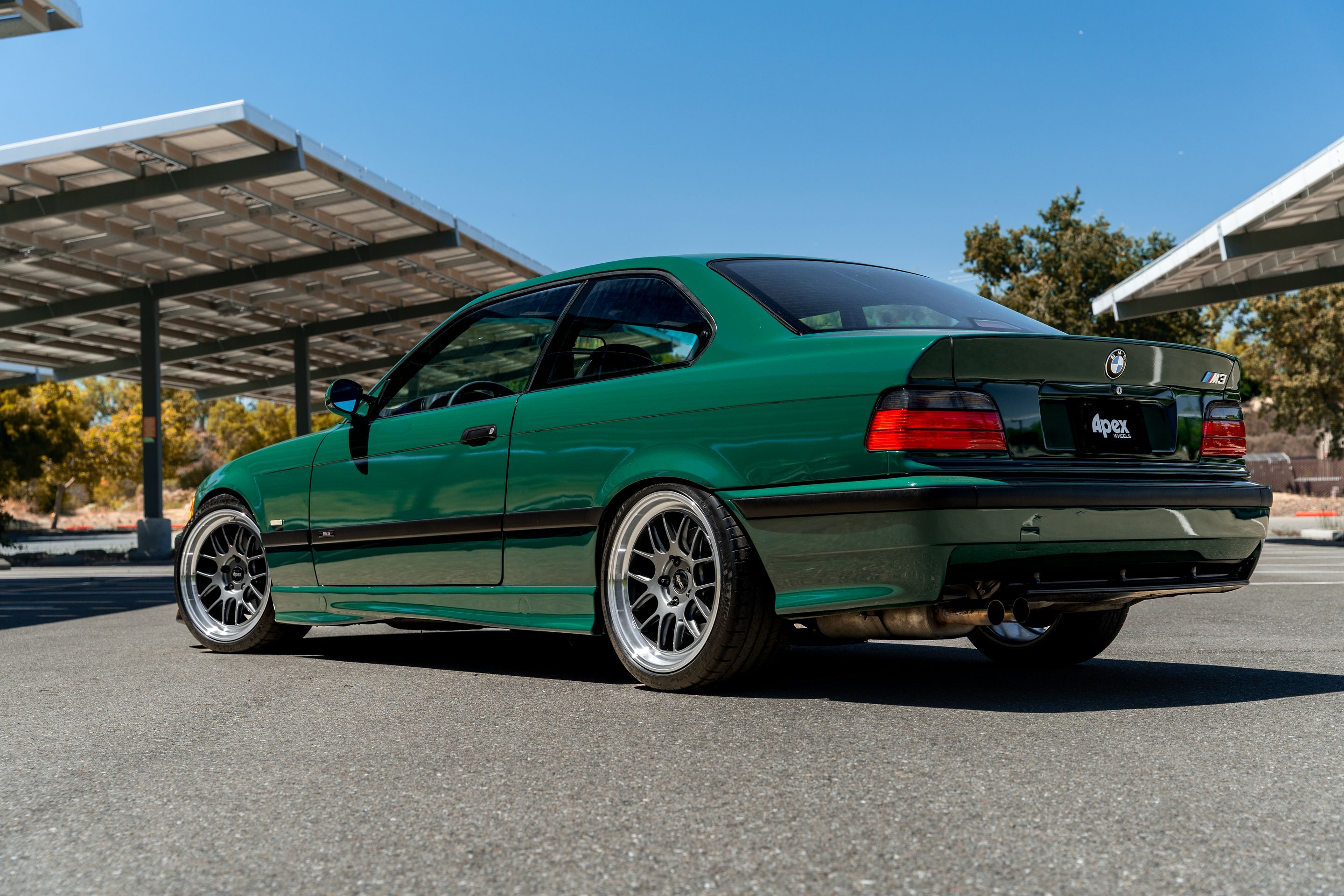 Green BMW E36 M3 with 18" ML-7RT Apex wheels in Machined Lip Anthracite