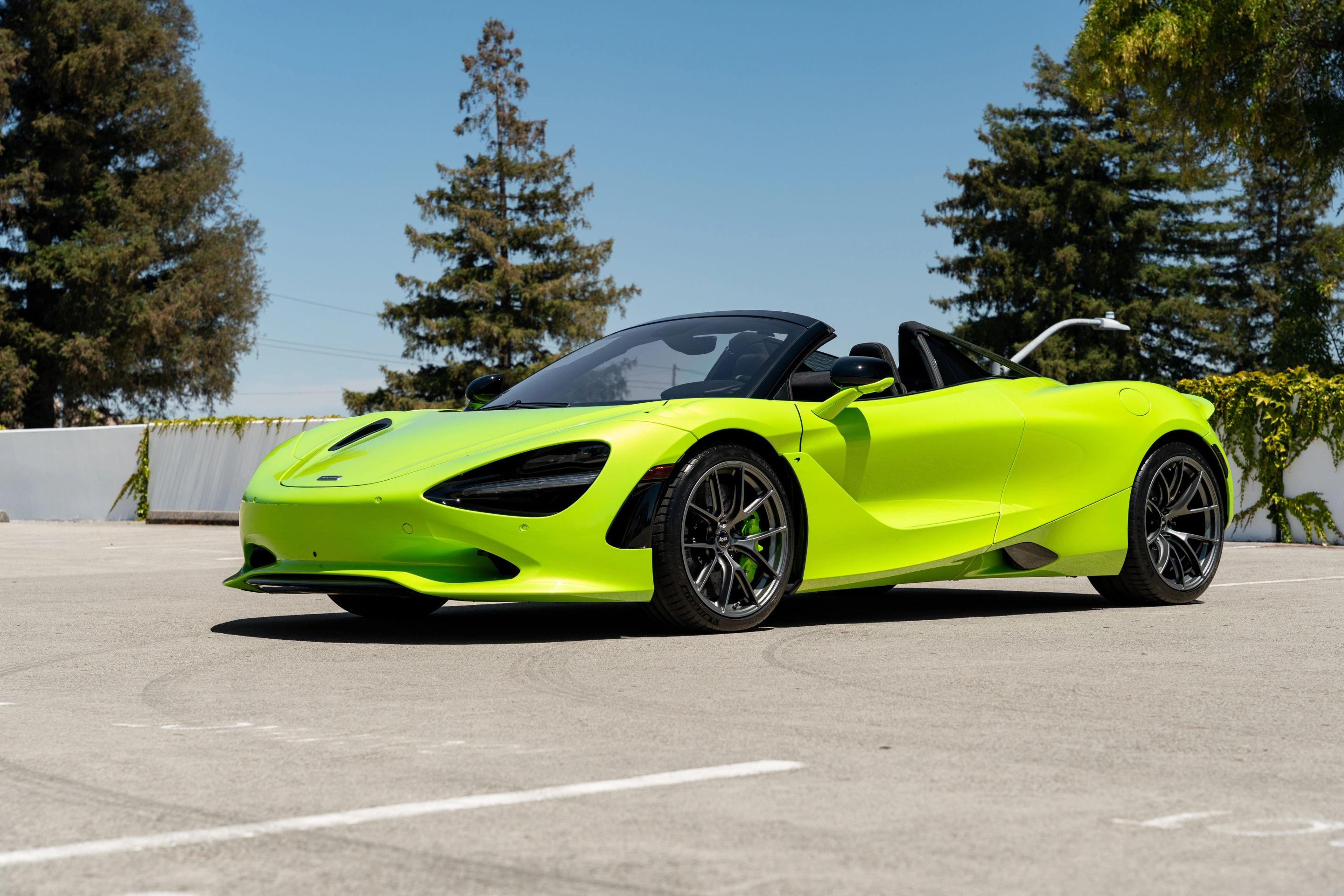 Green McLaren 750S with 19"/20" VS-5RS Apex wheels in Anthracite