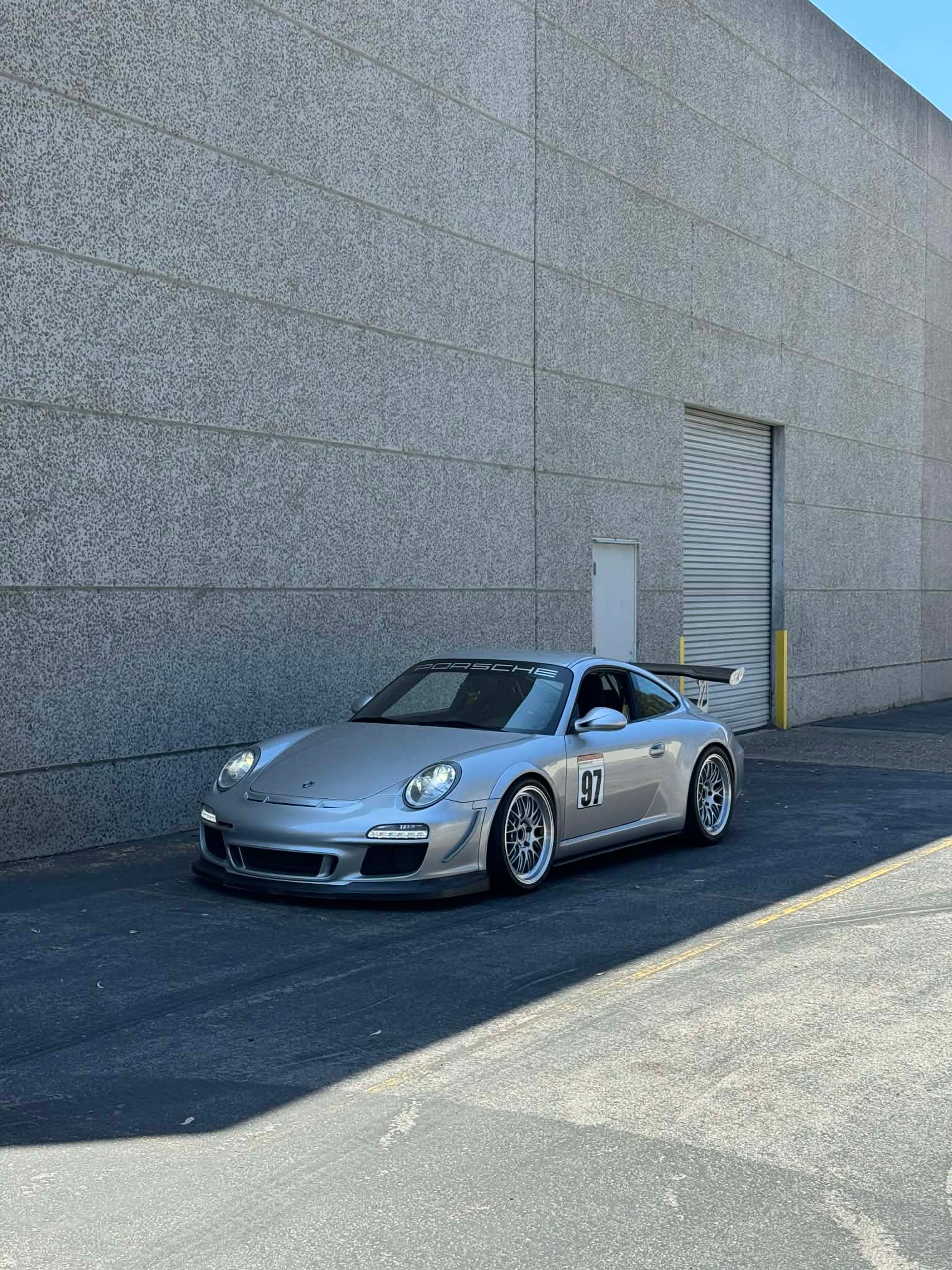 Silver Porsche 911 997 GT3 with 19" ML-10RT Apex wheels in Machined Lip Race Silver