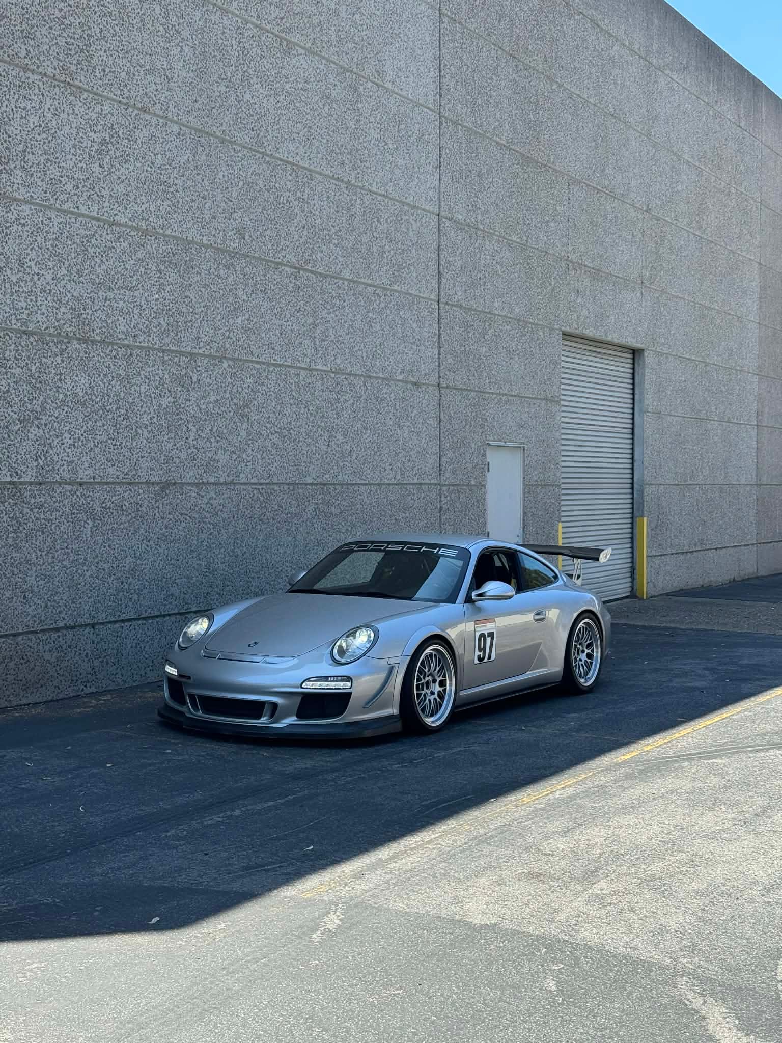 Silver Porsche 911 997 GT3 with 19" ML-10RT Apex wheels in Machined Lip Race Silver