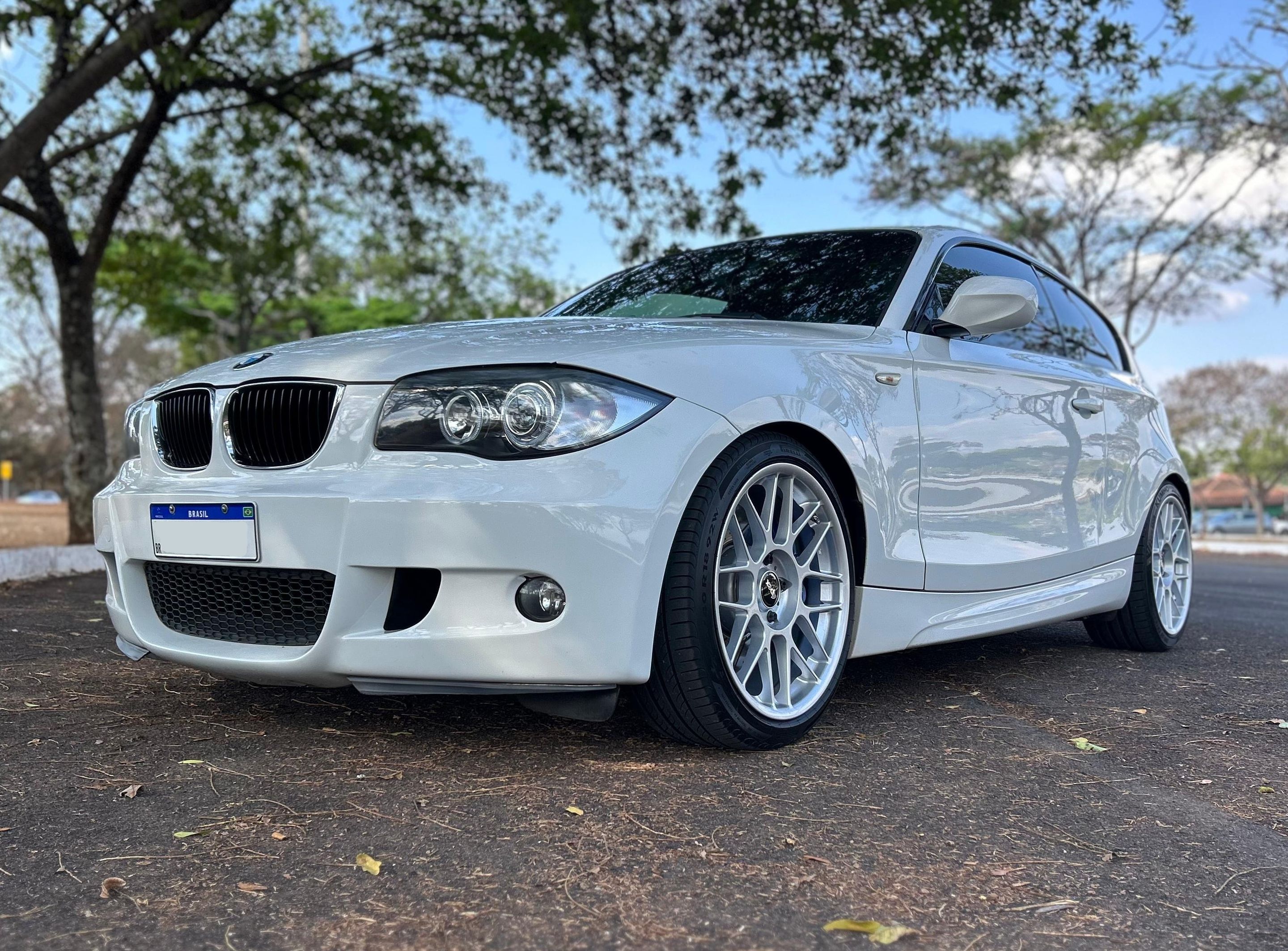 White BMW F20 Hatchback 1 Series with 18" ARC-8 Apex wheels in Race Silver